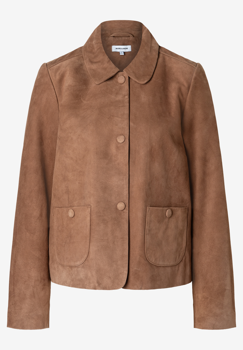 Eine MORE & MORE Jacke aus Veloursleder in Braun mit Knöpfen und aufgesetzten Taschen. Eine MORE & MORE Jacke aus Veloursleder in Braun mit Knöpfen und aufgesetzten Taschen.