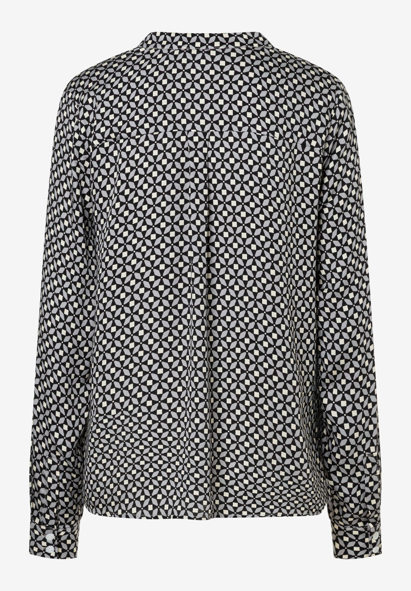 Eine MORE & MORE Bluse mit grafischem Muster in Schwarz, Weiß und Grau. Lange Ärmel und Knopfleiste am Handgelenk. Eine MORE & MORE Bluse mit grafischem Muster in Schwarz, Weiß und Grau. Lange Ärmel und Knopfleiste am Handgelenk.