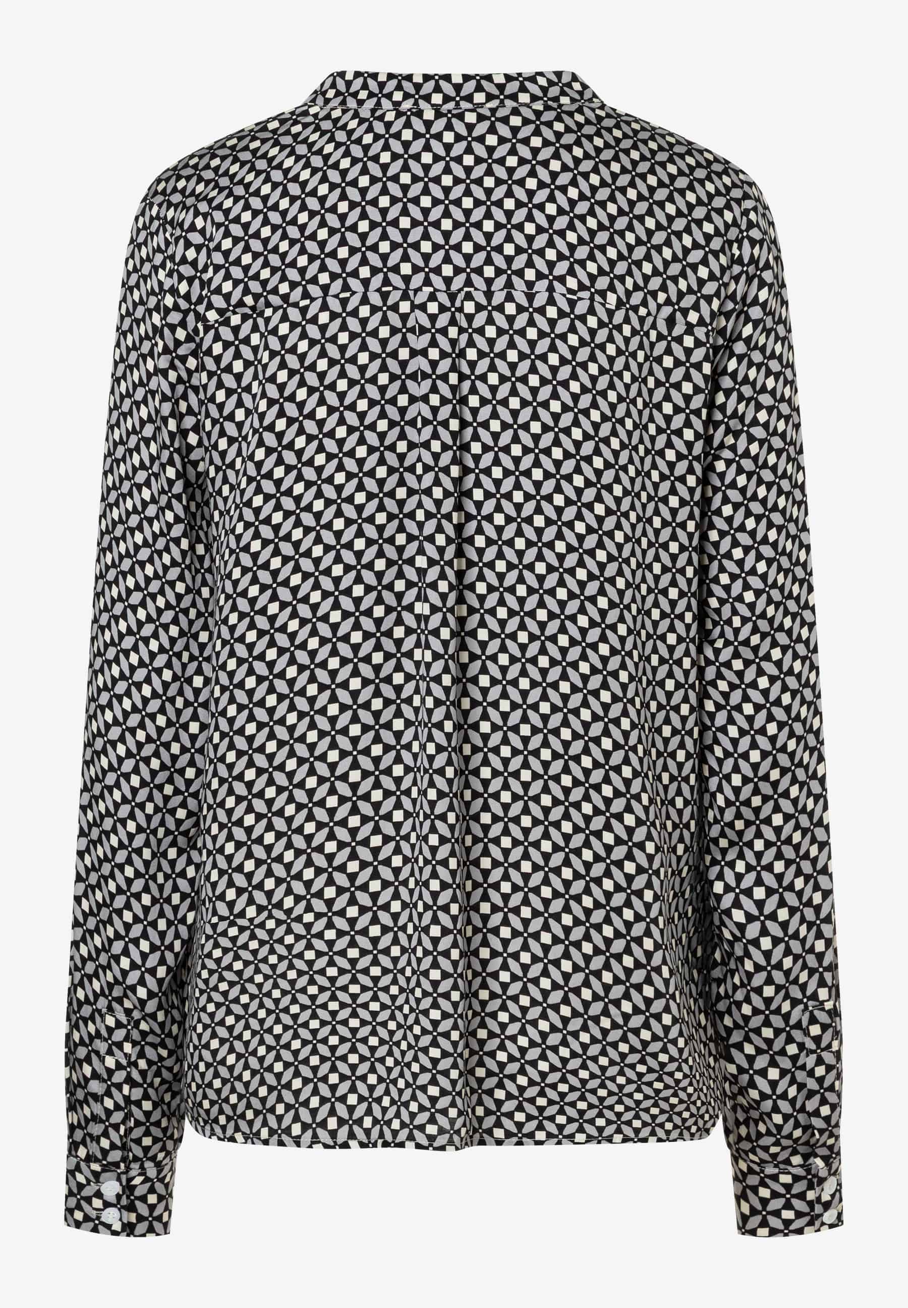 Eine MORE & MORE Bluse mit grafischem Muster in Schwarz, Weiß und Grau. Lange Ärmel und Knopfleiste am Handgelenk. Eine MORE & MORE Bluse mit grafischem Muster in Schwarz, Weiß und Grau. Lange Ärmel und Knopfleiste am Handgelenk.