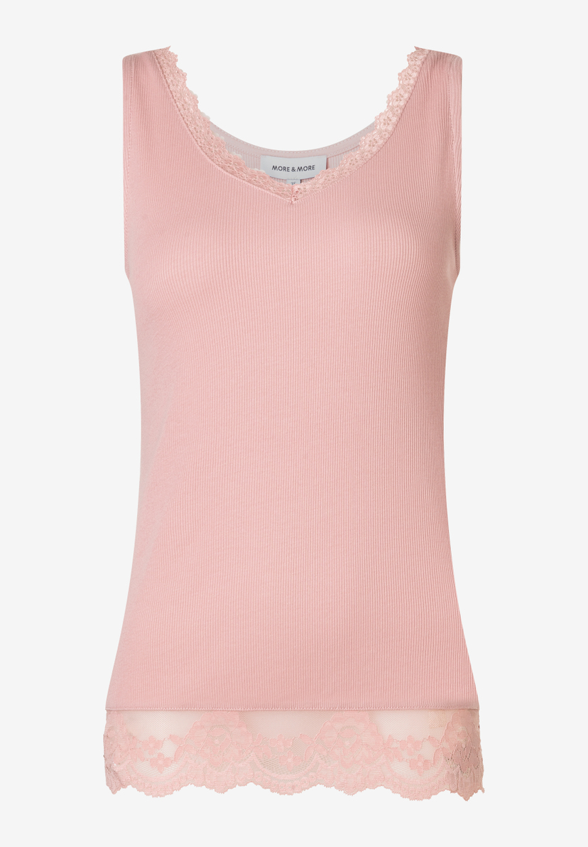 MORE & MORE Ripp-Top in Rosa mit V-Ausschnitt, Spitze an Ausschnitt und Saum, auf hellem Hintergrund. MORE & MORE Ripp-Top in Rosa mit V-Ausschnitt, Spitze an Ausschnitt und Saum, auf hellem Hintergrund.