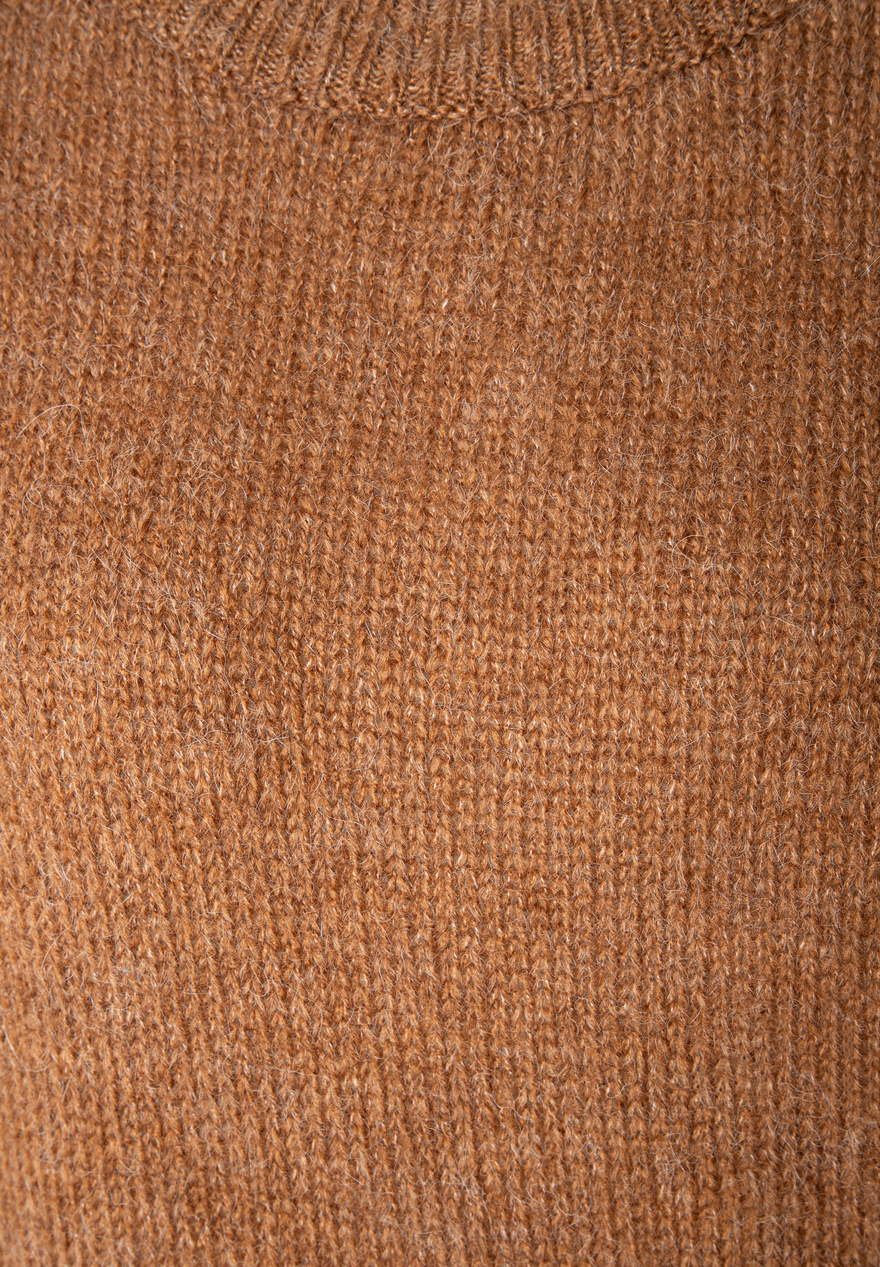 MORE & MORE Pullover: Detailaufnahme eines braunen, wärmenden Strickpullovers mit Rippstrickbund. MORE & MORE Pullover: Detailaufnahme eines braunen, wärmenden Strickpullovers mit Rippstrickbund.