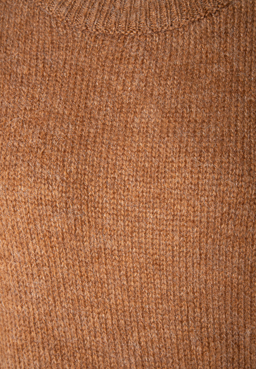 MORE & MORE Pullover: Detailaufnahme eines braunen, wärmenden Strickpullovers mit Rippstrickbund. MORE & MORE Pullover: Detailaufnahme eines braunen, wärmenden Strickpullovers mit Rippstrickbund.