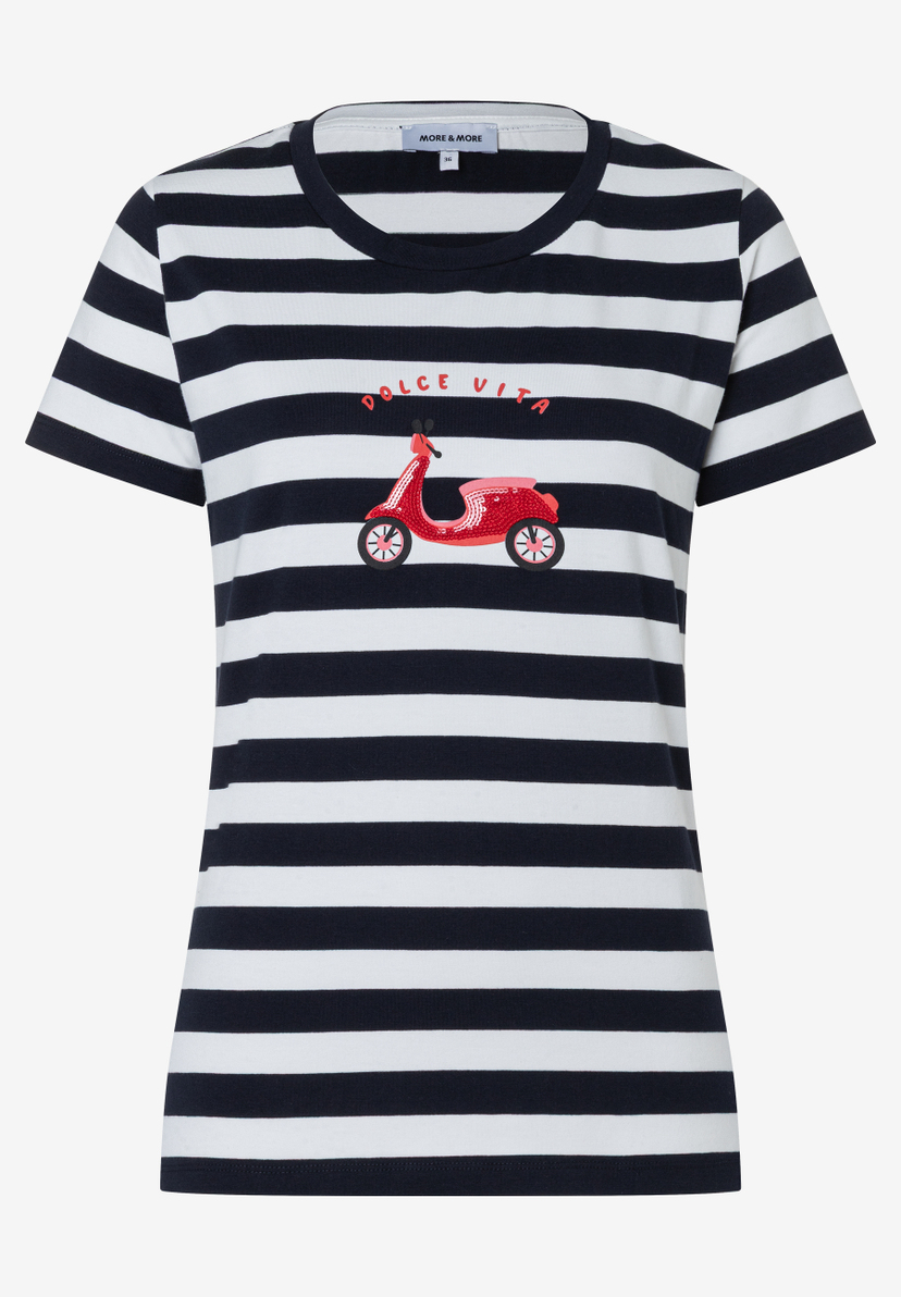 Ein gestreiftes MORE & MORE T-Shirt mit rotem Vespa-Aufdruck und dem Schriftzug "Dolce Vita". Ein gestreiftes MORE & MORE T-Shirt mit rotem Vespa-Aufdruck und dem Schriftzug "Dolce Vita".