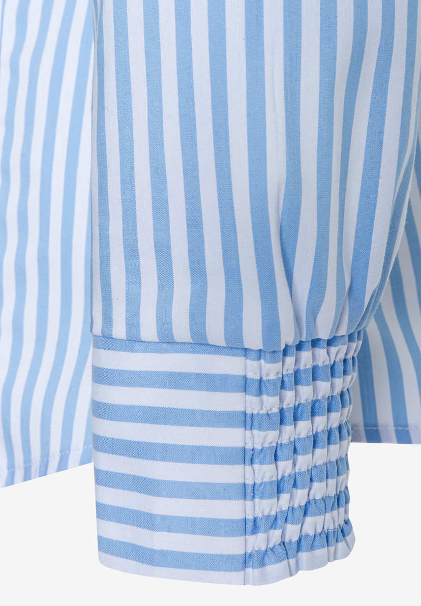 Detailansicht einer hellblau-weiß gestreiften MORE & MORE Bluse mit gerafftem Ärmelbund aus Baumwollmischung. Detailansicht einer hellblau-weiß gestreiften MORE & MORE Bluse mit gerafftem Ärmelbund aus Baumwollmischung.