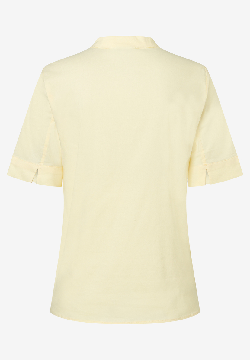 MORE & MORE Damen-Bluse aus Popeline in Hellgelb mit kurzen Ärmeln und hohem Kragen, Rückansicht. MORE & MORE Damen-Bluse aus Popeline in Hellgelb mit kurzen Ärmeln und hohem Kragen, Rückansicht.