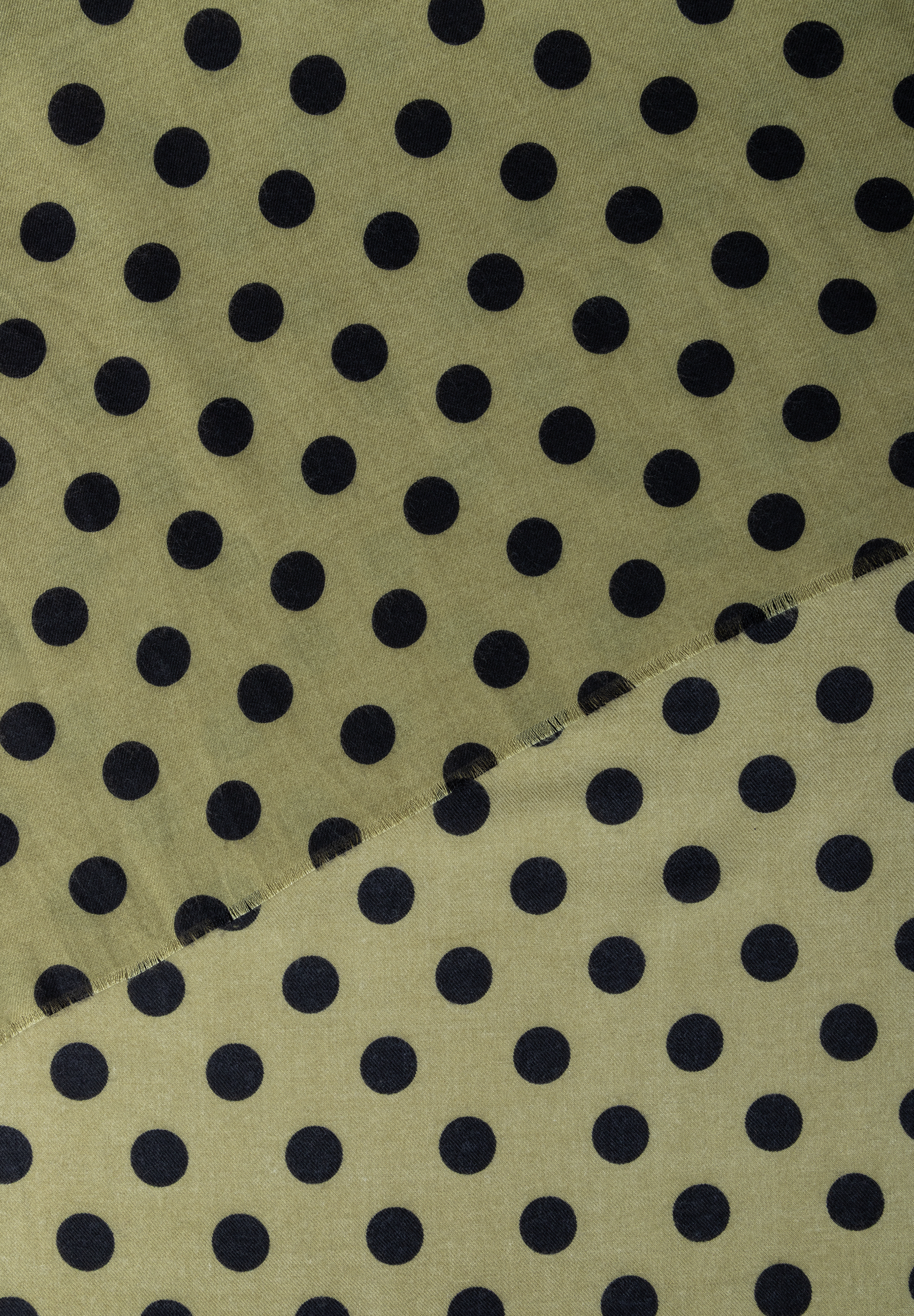 MORE & MORE Accessoire mit schwarzen Polka Dots auf einem hellbraunen Hintergrund