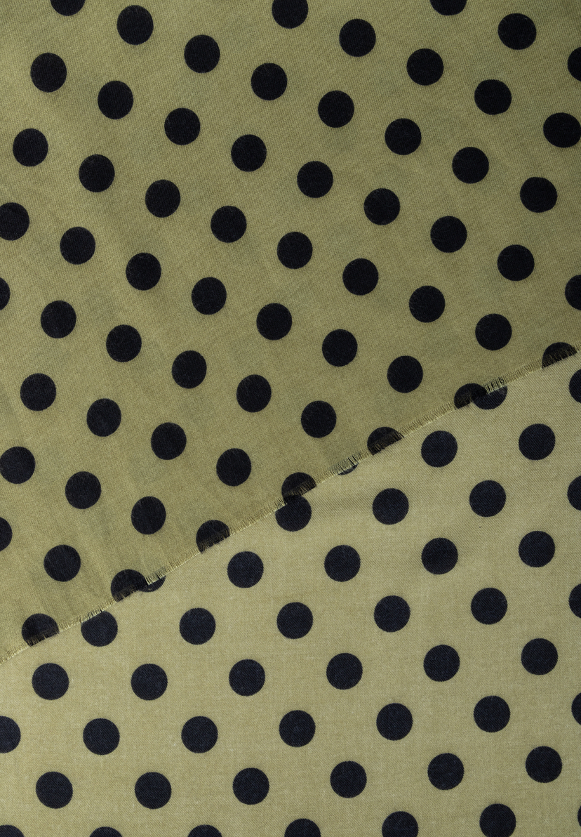 MORE & MORE Accessoire mit schwarzen Polka Dots auf einem hellbraunen Hintergrund