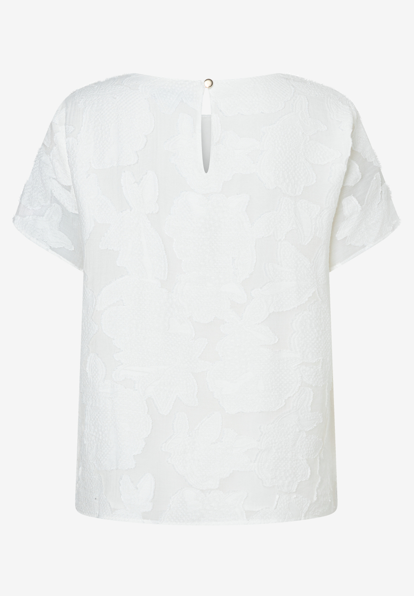 Eine weiße MORE & MORE Bluse mit Blumenmuster, kurze Ärmel und Knopfverschluss im Nacken. Eine weiße MORE & MORE Bluse mit Blumenmuster, kurze Ärmel und Knopfverschluss im Nacken.