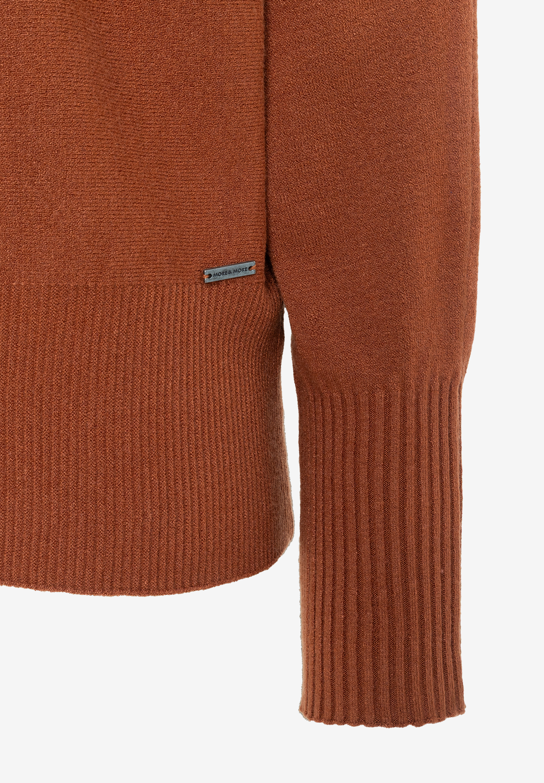 MORE & MORE Feinstrickpullover in Rostrot. Gerippter Saum und Ärmelbündchen, kleines Markenlogo seitlich angebracht. MORE & MORE Feinstrickpullover in Rostrot. Gerippter Saum und Ärmelbündchen, kleines Markenlogo seitlich angebracht.