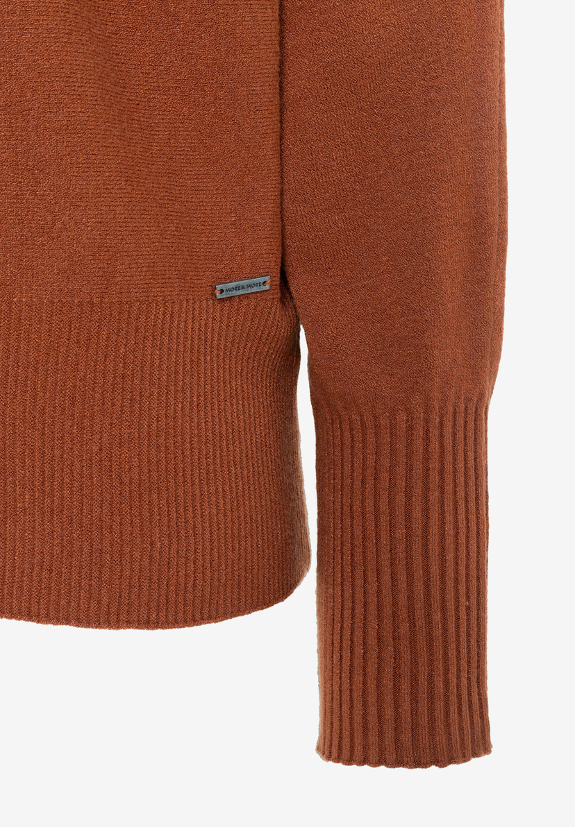 MORE & MORE Feinstrickpullover in Rostrot. Gerippter Saum und Ärmelbündchen, kleines Markenlogo seitlich angebracht. MORE & MORE Feinstrickpullover in Rostrot. Gerippter Saum und Ärmelbündchen, kleines Markenlogo seitlich angebracht.