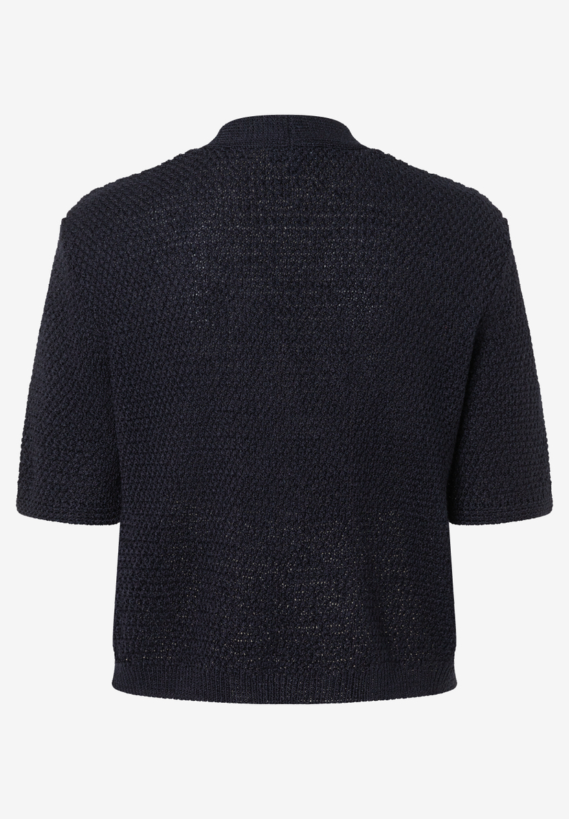 Ein dunkelblauer Strickpullover von MORE & MORE mit kurzen Ärmeln auf weißem Hintergrund. Ein dunkelblauer Strickpullover von MORE & MORE mit kurzen Ärmeln auf weißem Hintergrund.