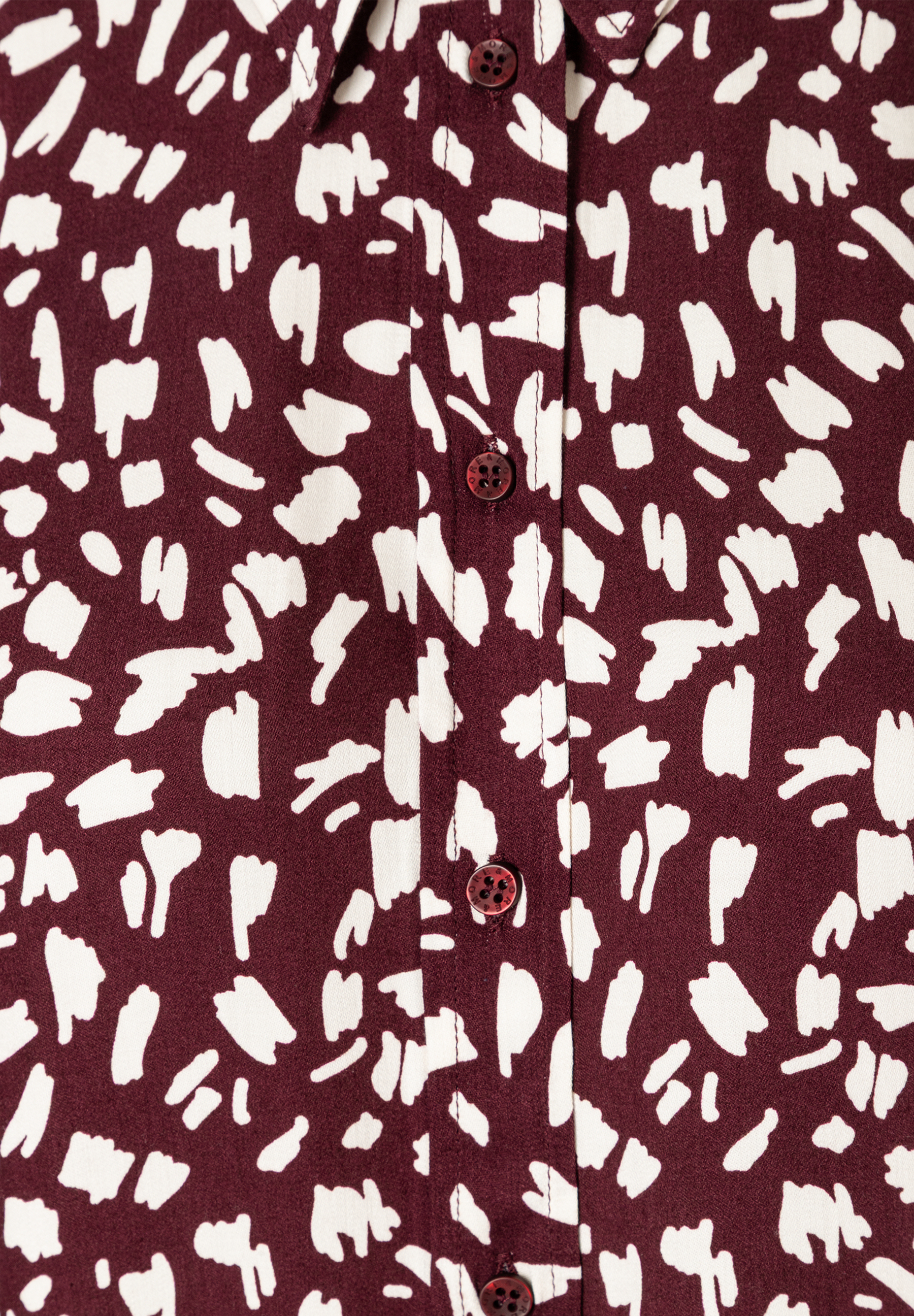 MORE & MORE Bluse: Bordeauxrot mit weißen, unregelmäßigen Fleckenmuster, durchgehende Knopfleiste mit roten Knöpfen MORE & MORE Bluse: Bordeauxrot mit weißen, unregelmäßigen Fleckenmuster, durchgehende Knopfleiste mit roten Knöpfen