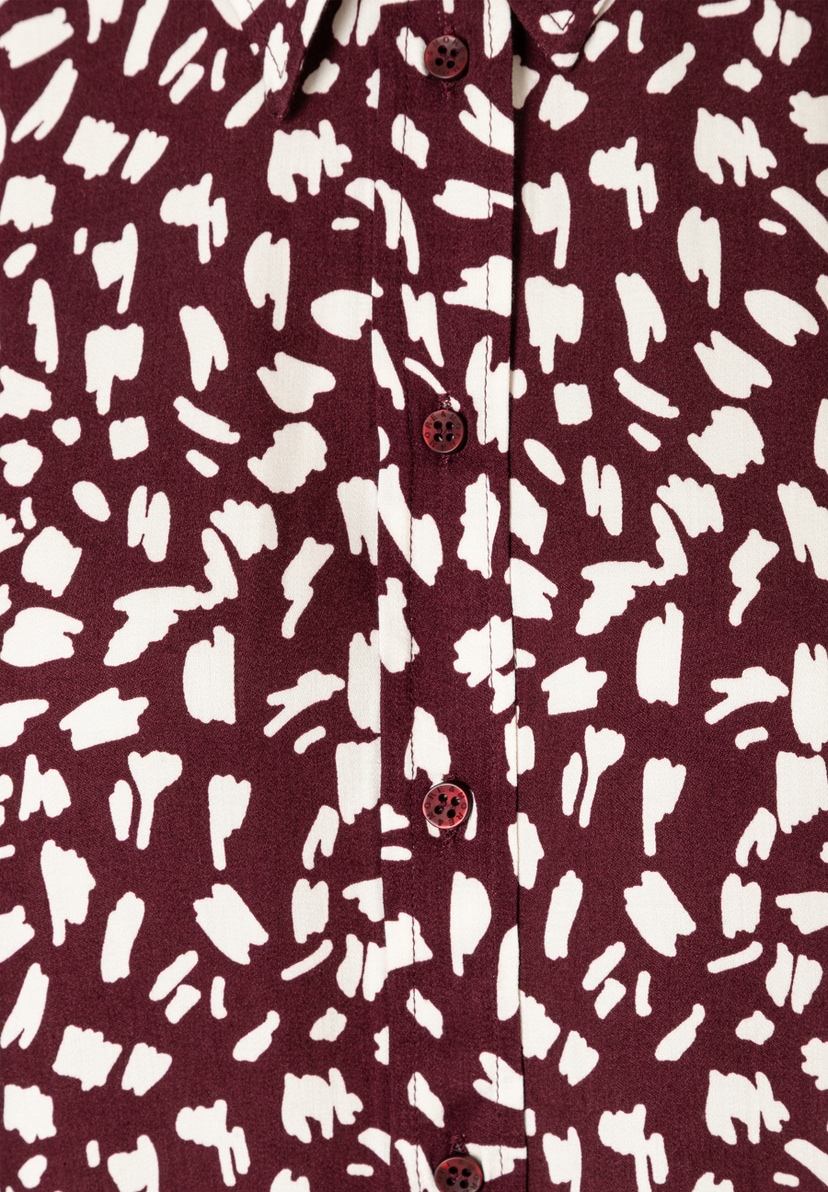 MORE & MORE Viskose-Bluse in Bordeaux mit Allover-Muster, durchgehender Knopfleiste und Kragen. MORE & MORE Viskose-Bluse in Bordeaux mit Allover-Muster, durchgehender Knopfleiste und Kragen.