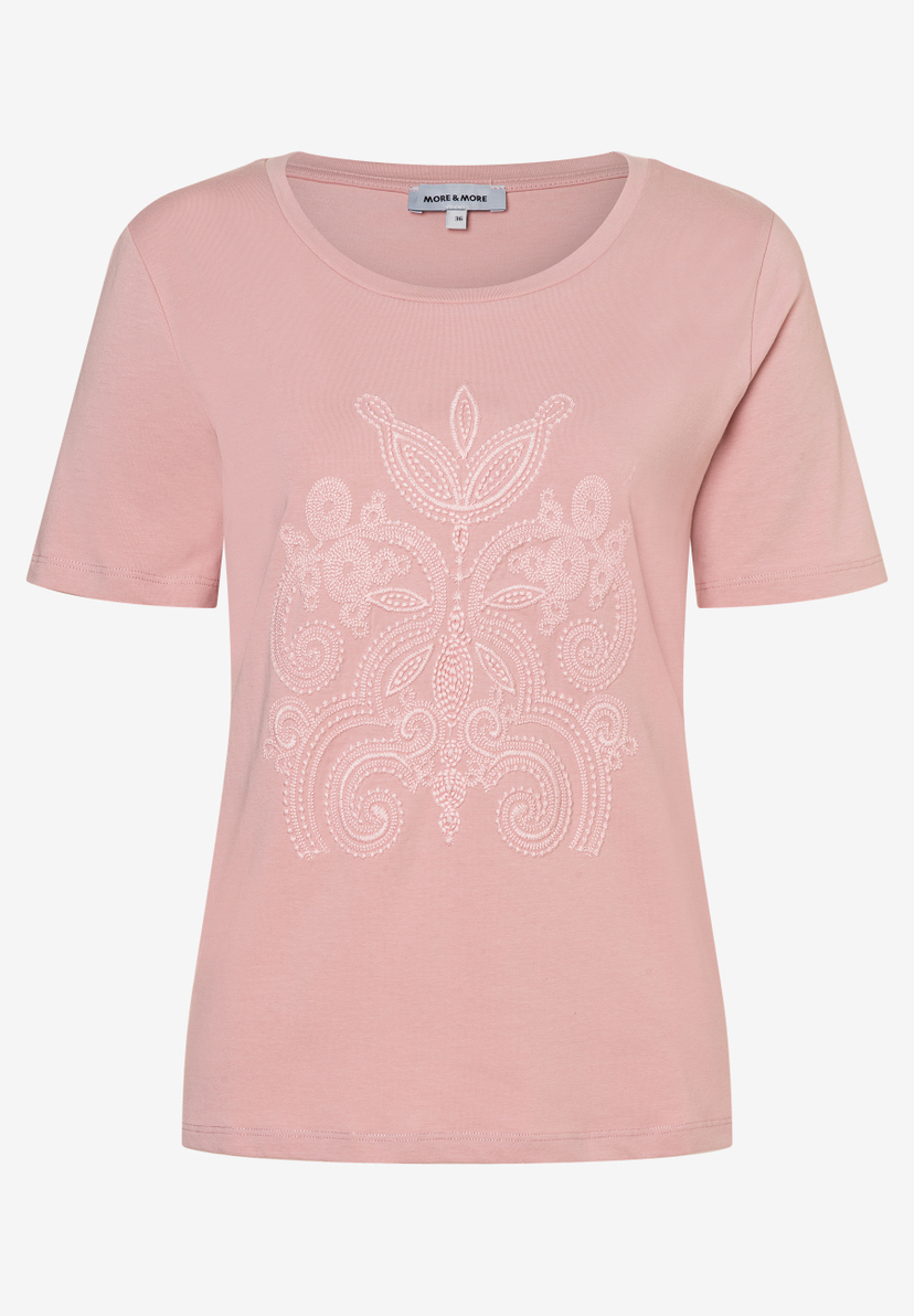 Ein MORE & MORE T-Shirt mit dekorativer Stickerei auf hellrosa Jersey.