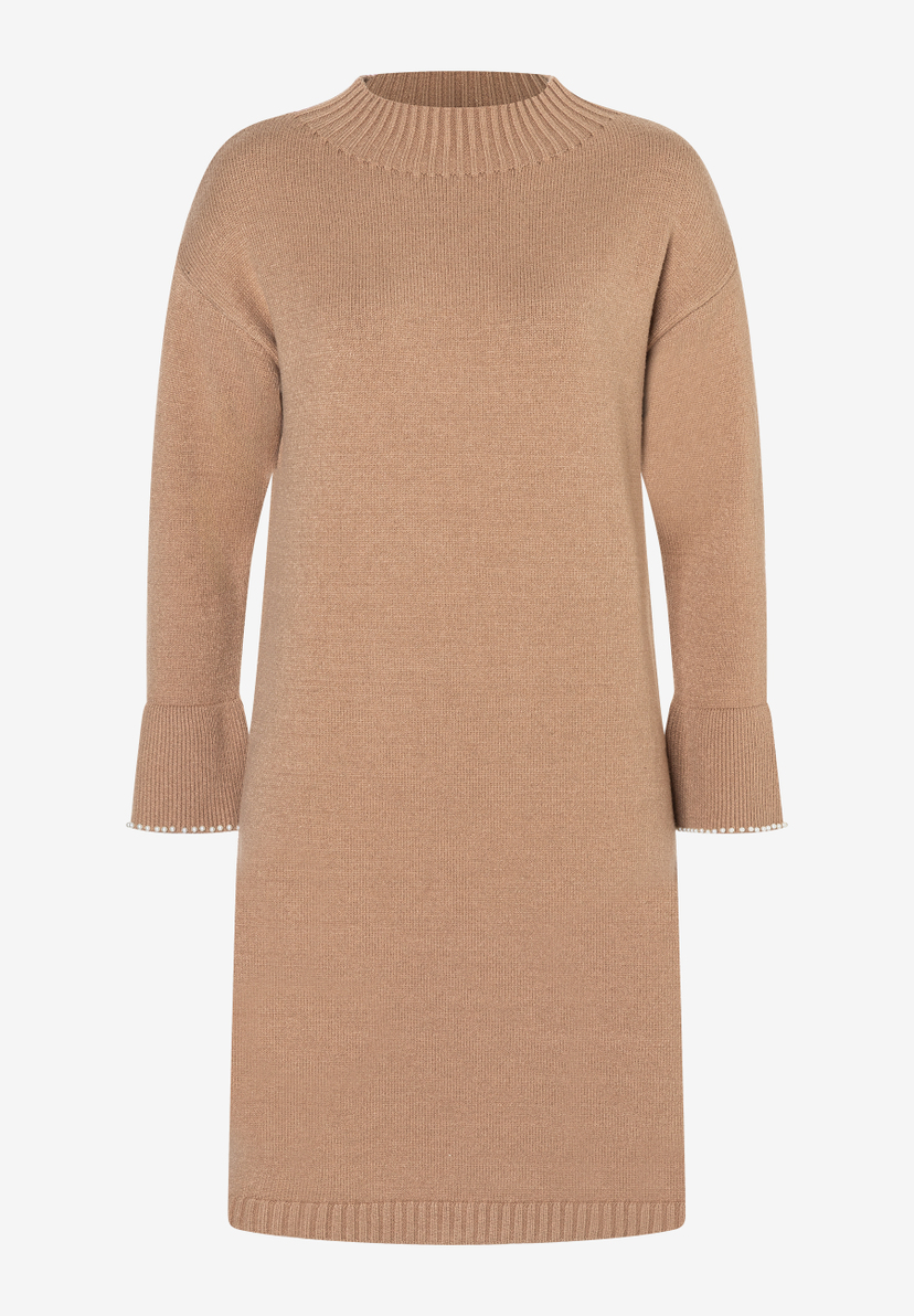 Ein beiges MORE & MORE Strickkleid mit Rollkragen und langen Ärmeln, deren Enden mit Perlen verziert sind. Ein beiges MORE & MORE Strickkleid mit Rollkragen und langen Ärmeln, deren Enden mit Perlen verziert sind.