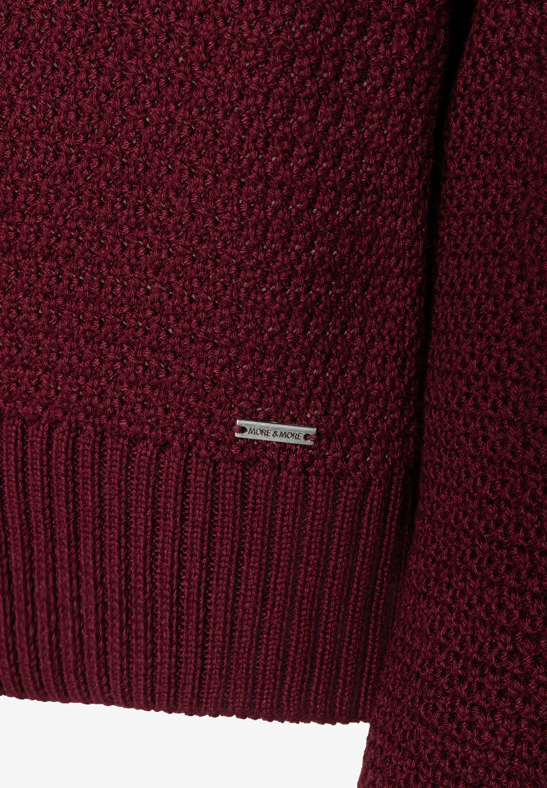 MORE & MORE Pullover aus bordeauxrotem Grobstrick mit Rippbündchen und Metall-Logo-Tag.
