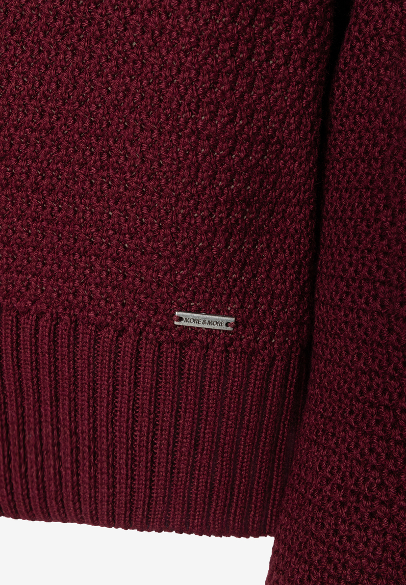 MORE & MORE Pullover aus bordeauxrotem Grobstrick mit Rippbündchen und Metall-Logo-Tag.