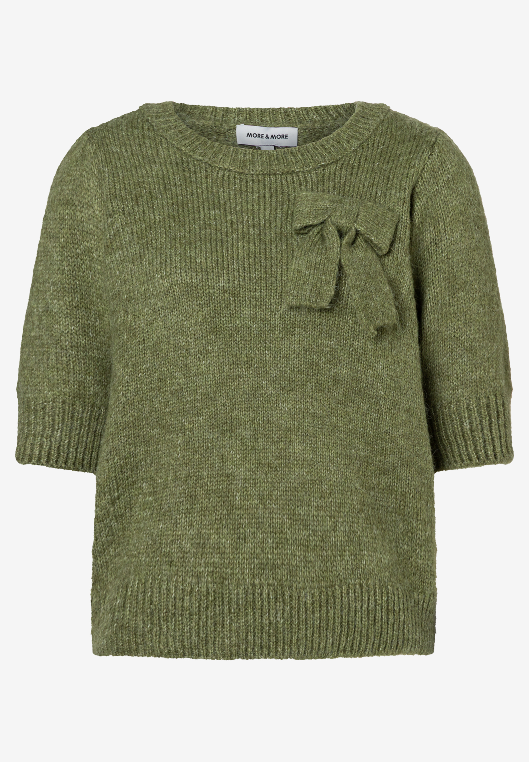 Ein olivgrüner MORE & MORE Strickpullover mit einer dekorativen Schleife auf der Brust. Ein olivgrüner MORE & MORE Strickpullover mit einer dekorativen Schleife auf der Brust.