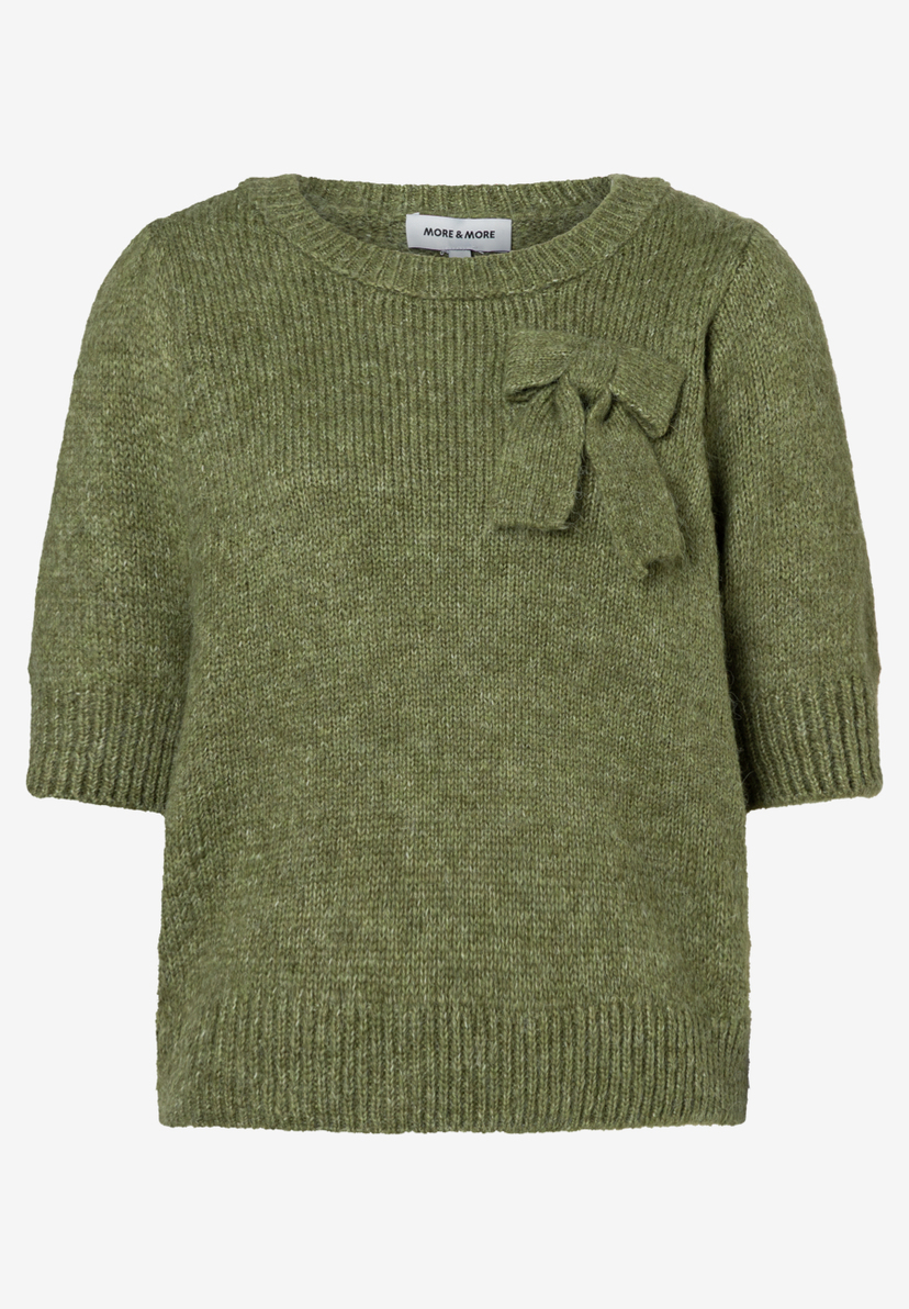 Ein olivgrüner MORE & MORE Strickpullover mit einer dekorativen Schleife auf der Brust. Ein olivgrüner MORE & MORE Strickpullover mit einer dekorativen Schleife auf der Brust.