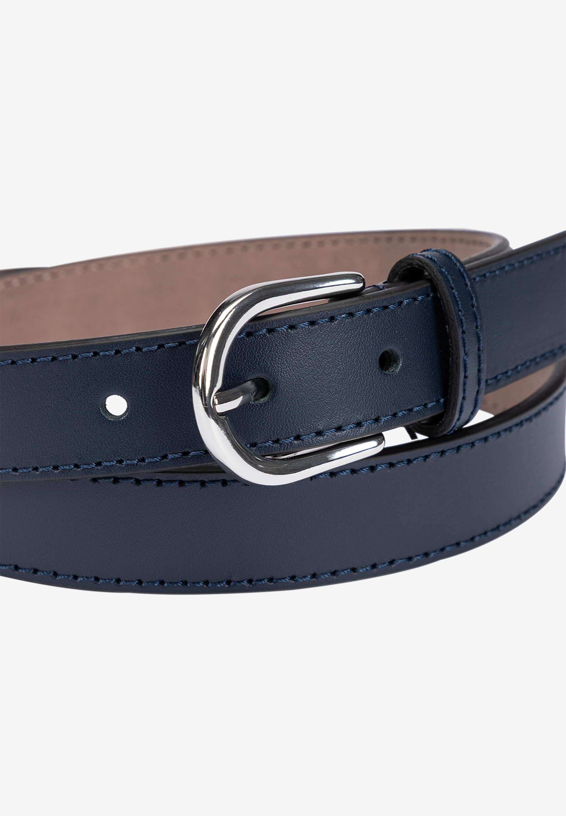 Nahaufnahme des MORE & MORE Ledergürtels mit silberner Schnalle. Nahaufnahme des MORE & MORE Ledergürtels mit silberner Schnalle.