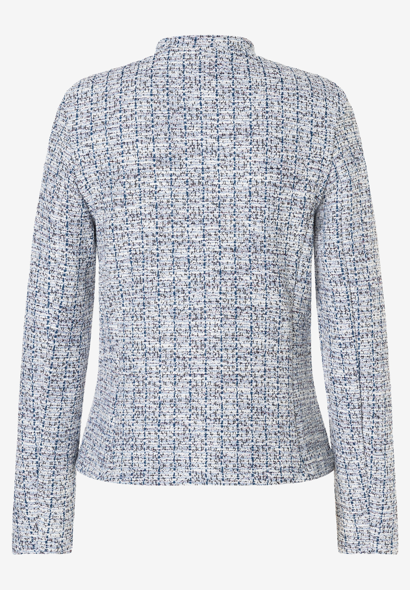 Rückansicht eines Blazers von MORE & MORE aus blau-weißem Bouclé-Jersey mit hohem, schmalen Kragen. Rückansicht eines Blazers von MORE & MORE aus blau-weißem Bouclé-Jersey mit hohem, schmalen Kragen.