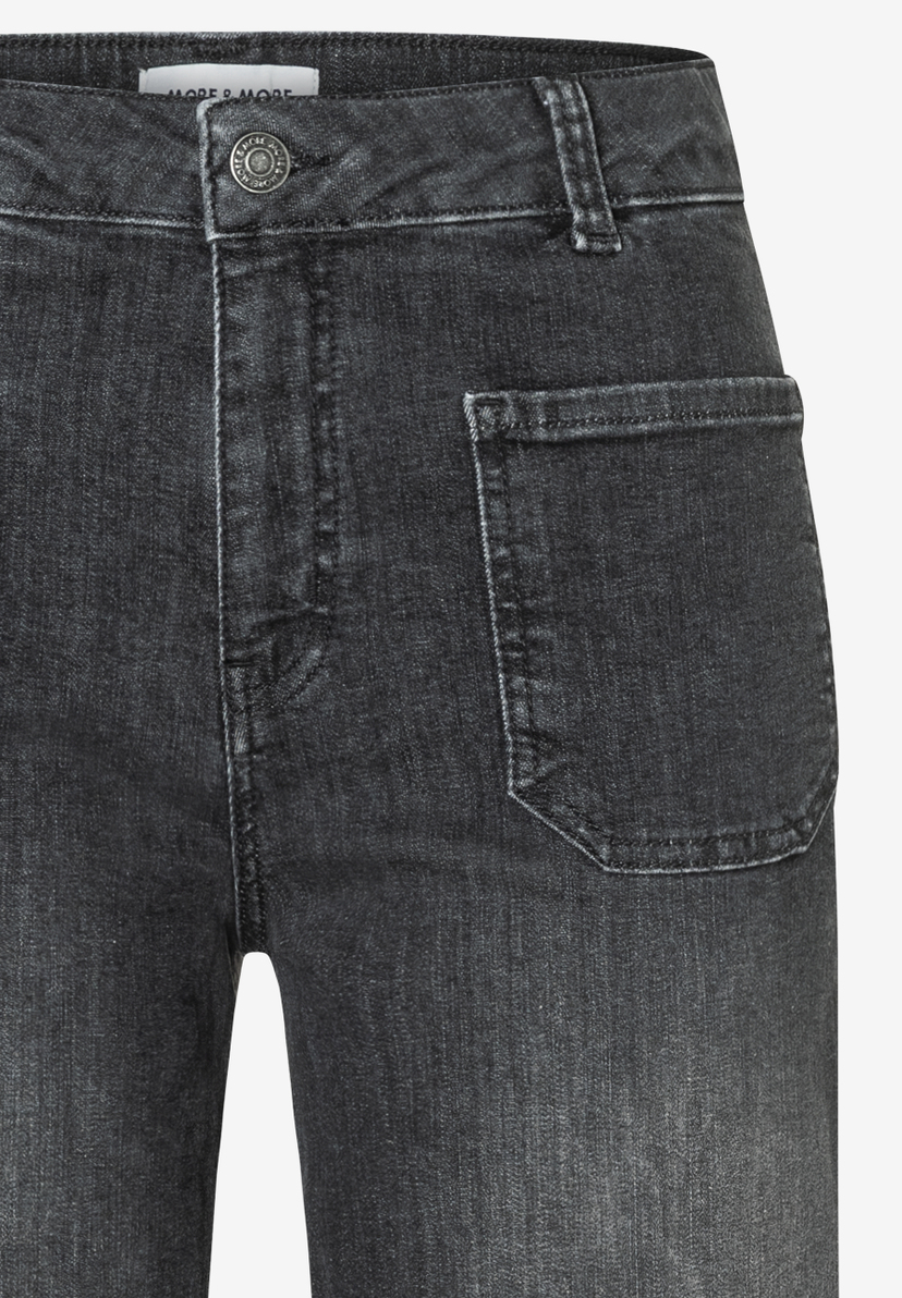 Detailaufnahme einer grauen MORE & MORE Jeans mit einer markanten, aufgesetzten Tasche. Detailaufnahme einer grauen MORE & MORE Jeans mit einer markanten, aufgesetzten Tasche.