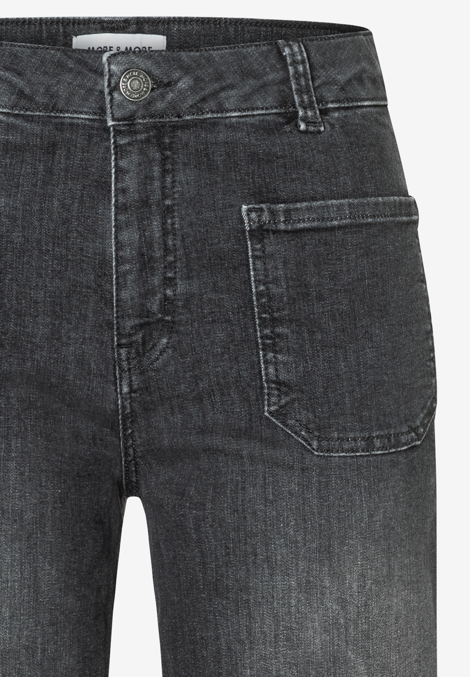 Detailaufnahme einer grauen MORE & MORE Jeans mit einer markanten, aufgesetzten Tasche. Detailaufnahme einer grauen MORE & MORE Jeans mit einer markanten, aufgesetzten Tasche.