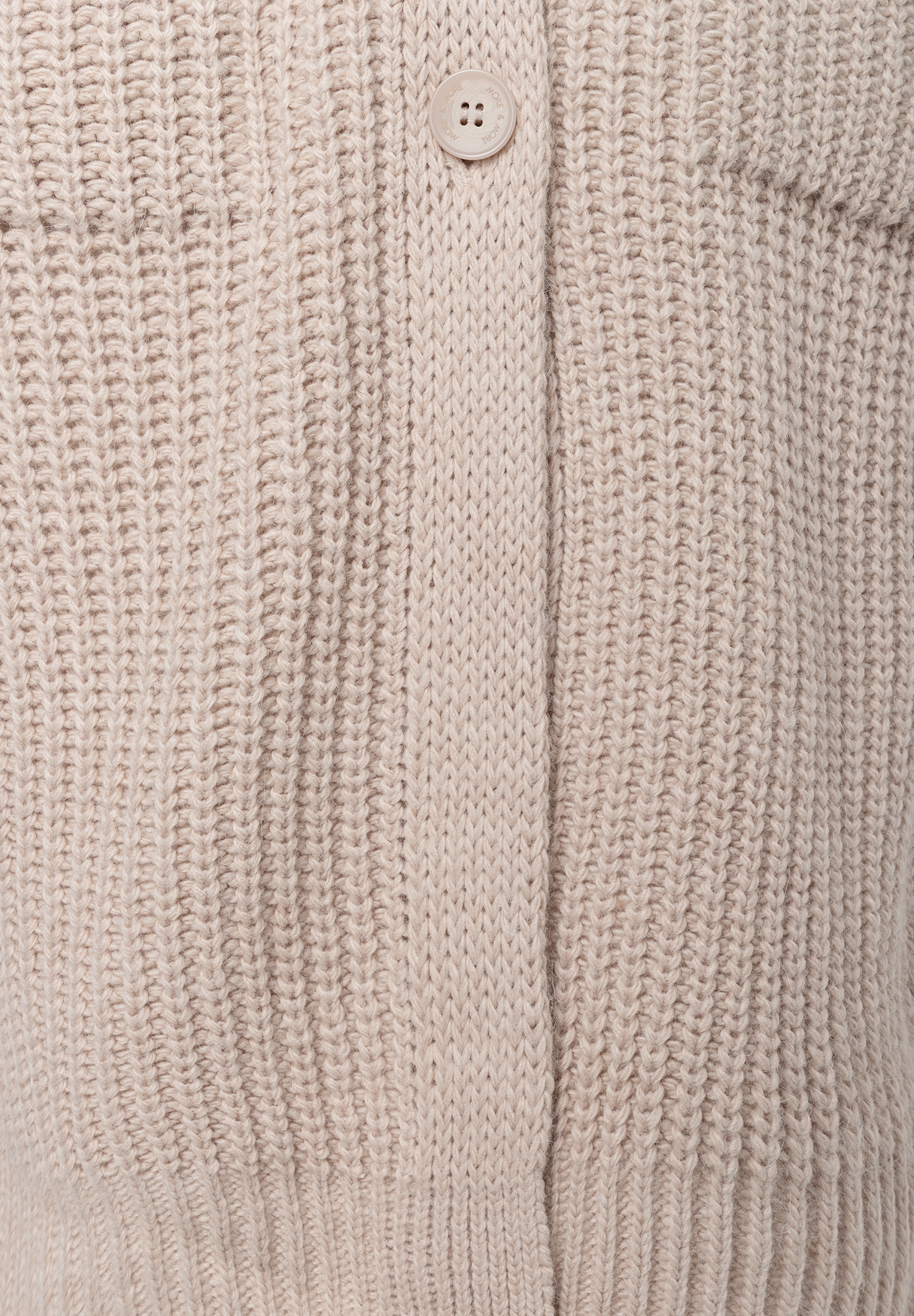 MORE & MORE Grobstrick-Pullover in Beige, Nahaufnahme des gerippten Strickmusters und eines Knopfes.