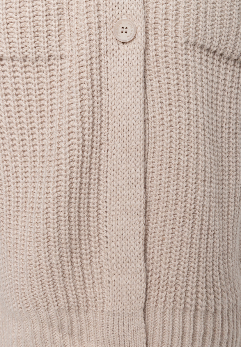 MORE & MORE Grobstrick-Pullover in Beige, Nahaufnahme des gerippten Strickmusters und eines Knopfes. MORE & MORE Grobstrick-Pullover in Beige, Nahaufnahme des gerippten Strickmusters und eines Knopfes.