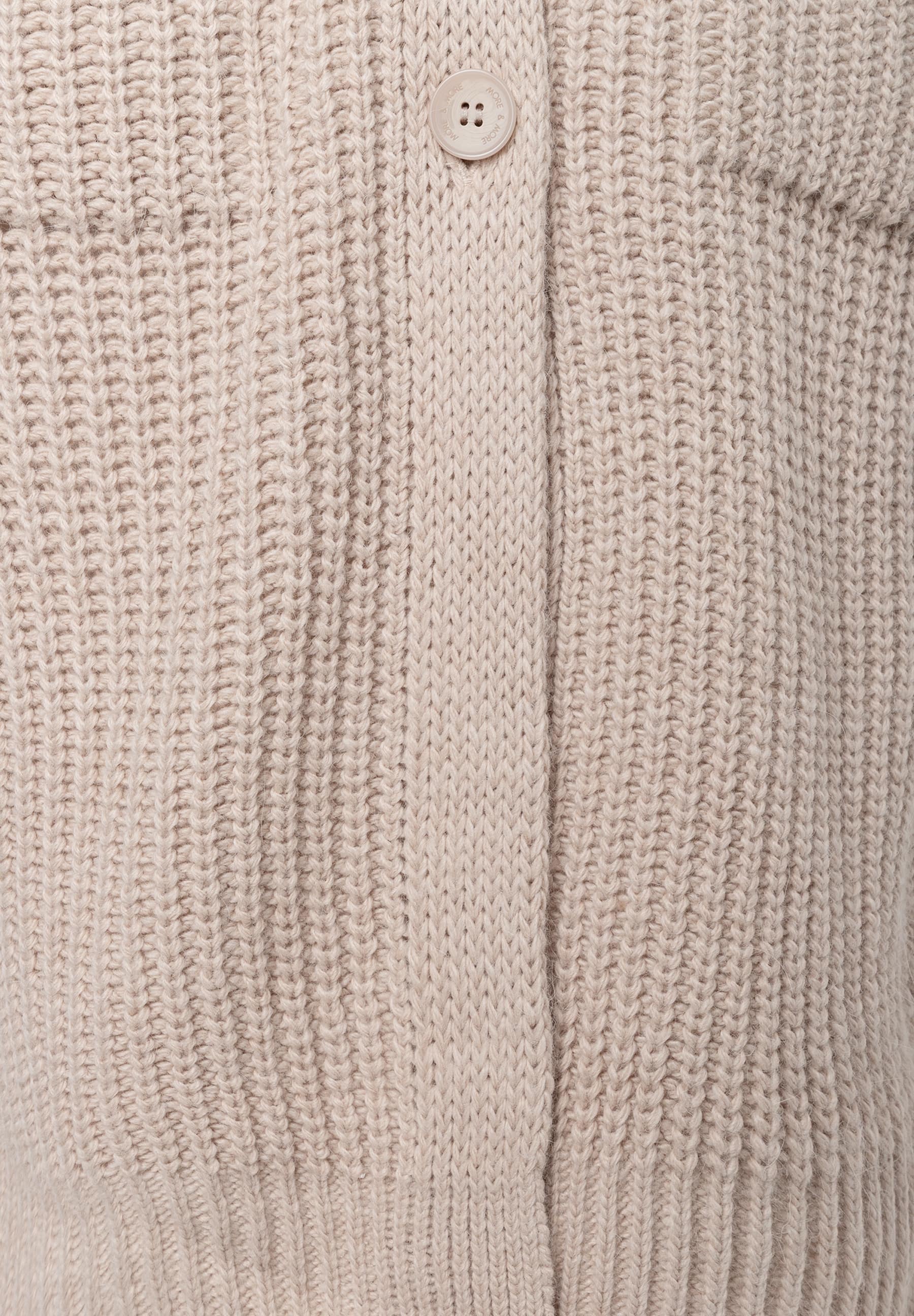 MORE & MORE Grobstrick-Pullover in Beige, gerippt, wärmend & elastisch, mit Logo-Knopf. Kuschelig weiches Oberteil. MORE & MORE Grobstrick-Pullover in Beige, gerippt, wärmend & elastisch, mit Logo-Knopf. Kuschelig weiches Oberteil.