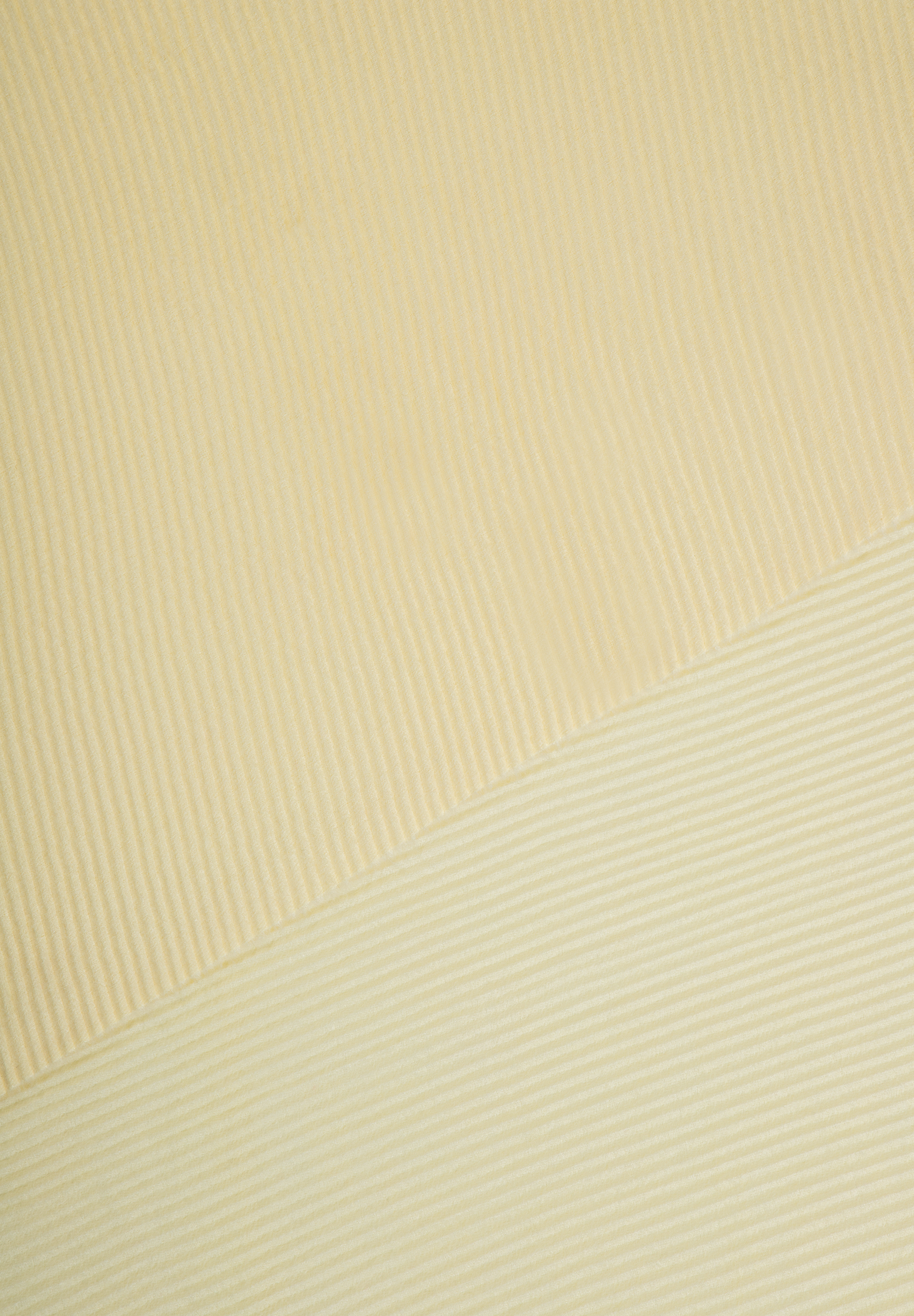 Ein beiger MORE & MORE Stoff mit feiner, paralleler Rippenstruktur. Ein beiger MORE & MORE Stoff mit feiner, paralleler Rippenstruktur.