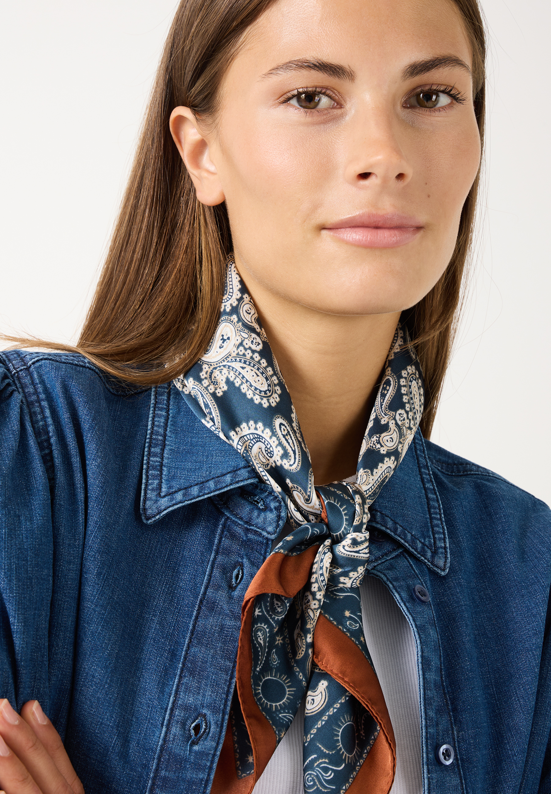 MORE & MORE Accessoire: Eine Frau trägt ein MORE & MORE Halstuch in Dunkelblau mit Paisley-Muster und eine Jeansjacke.