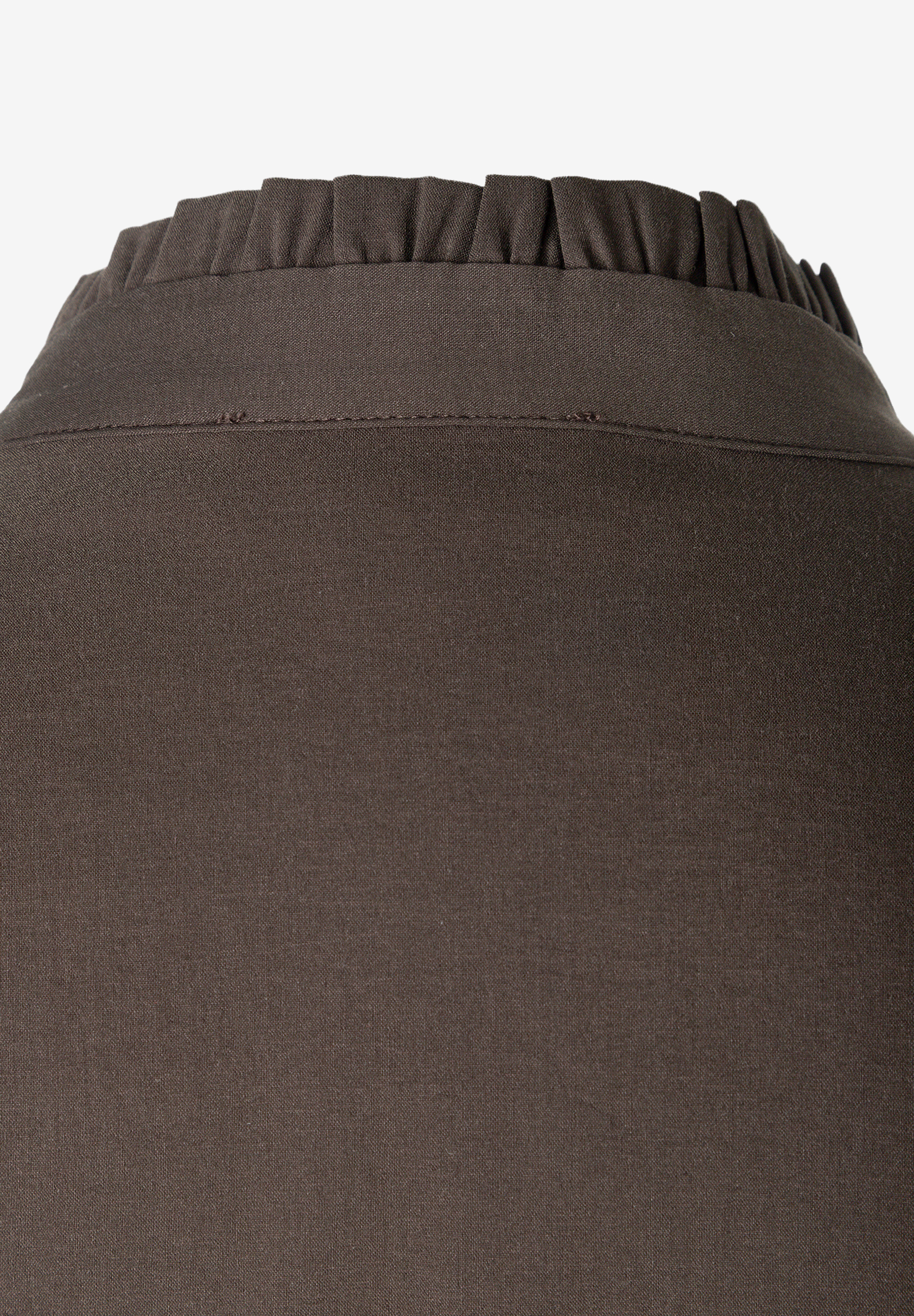 MORE & MORE Bluse: Braunes Oberteil mit gekräuseltem Stehkragen, Nahaufnahme des Rückens