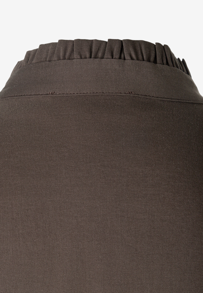 MORE & MORE Bluse: Braunes Oberteil mit gekräuseltem Stehkragen, Nahaufnahme des Rückens MORE & MORE Bluse: Braunes Oberteil mit gekräuseltem Stehkragen, Nahaufnahme des Rückens