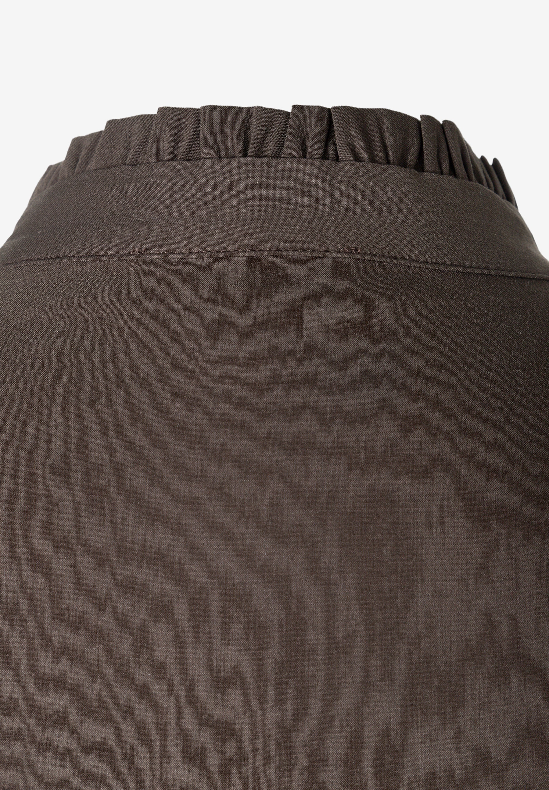 MORE & MORE Bluse: Braunes Oberteil mit gekräuseltem Stehkragen, Nahaufnahme des Rückens MORE & MORE Bluse: Braunes Oberteil mit gekräuseltem Stehkragen, Nahaufnahme des Rückens