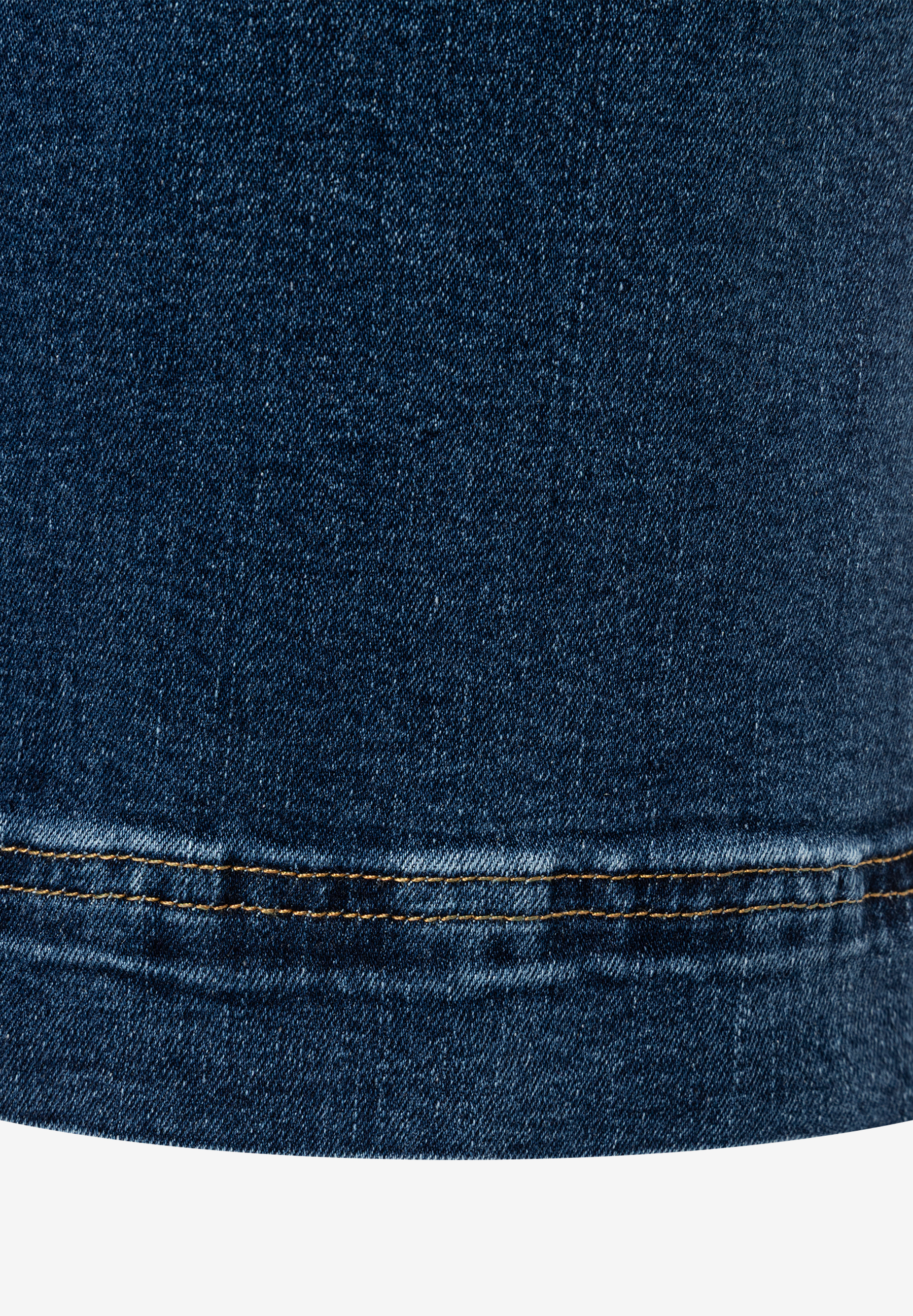MORE & MORE Jeans aus elastischem Denim. Dunkelblaue Jeans mit orangen Nähten am Saum, der leicht umgekrempelt ist. MORE & MORE Jeans aus elastischem Denim. Dunkelblaue Jeans mit orangen Nähten am Saum, der leicht umgekrempelt ist.