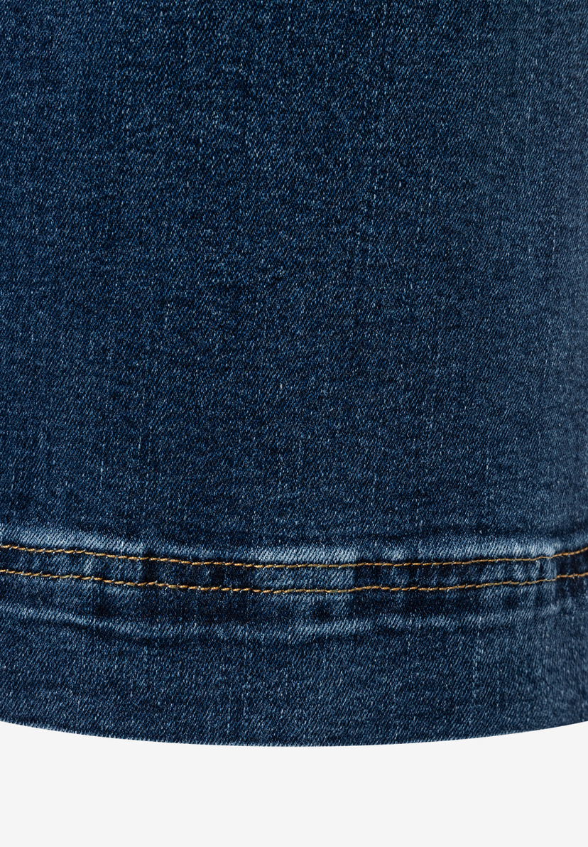 MORE & MORE Jeans aus elastischem Denim. Dunkelblaue Jeans mit orangen Nähten am Saum, der leicht umgekrempelt ist. MORE & MORE Jeans aus elastischem Denim. Dunkelblaue Jeans mit orangen Nähten am Saum, der leicht umgekrempelt ist.