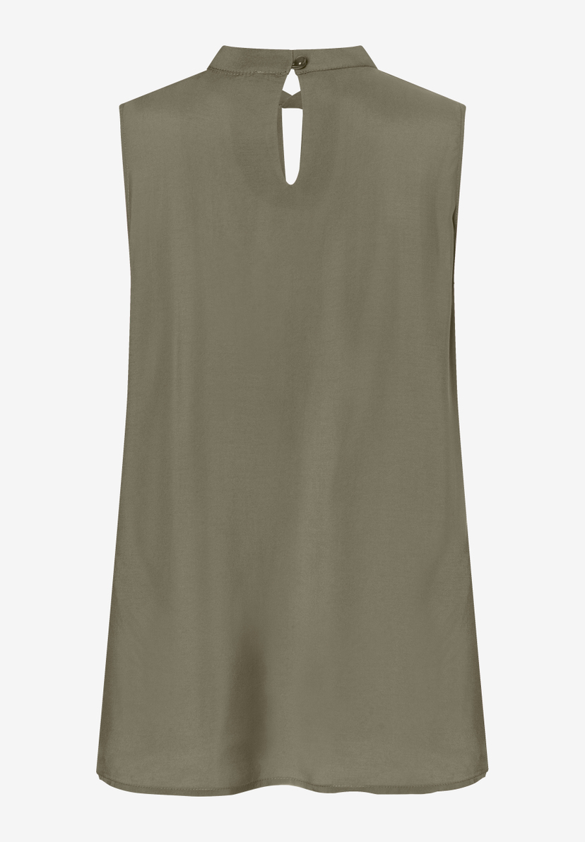 Rückenansicht der MORE & MORE Bluse in Olivgrün mit Stehkragen und Schlitz mit Knopfverschluss. Rückenansicht der MORE & MORE Bluse in Olivgrün mit Stehkragen und Schlitz mit Knopfverschluss.