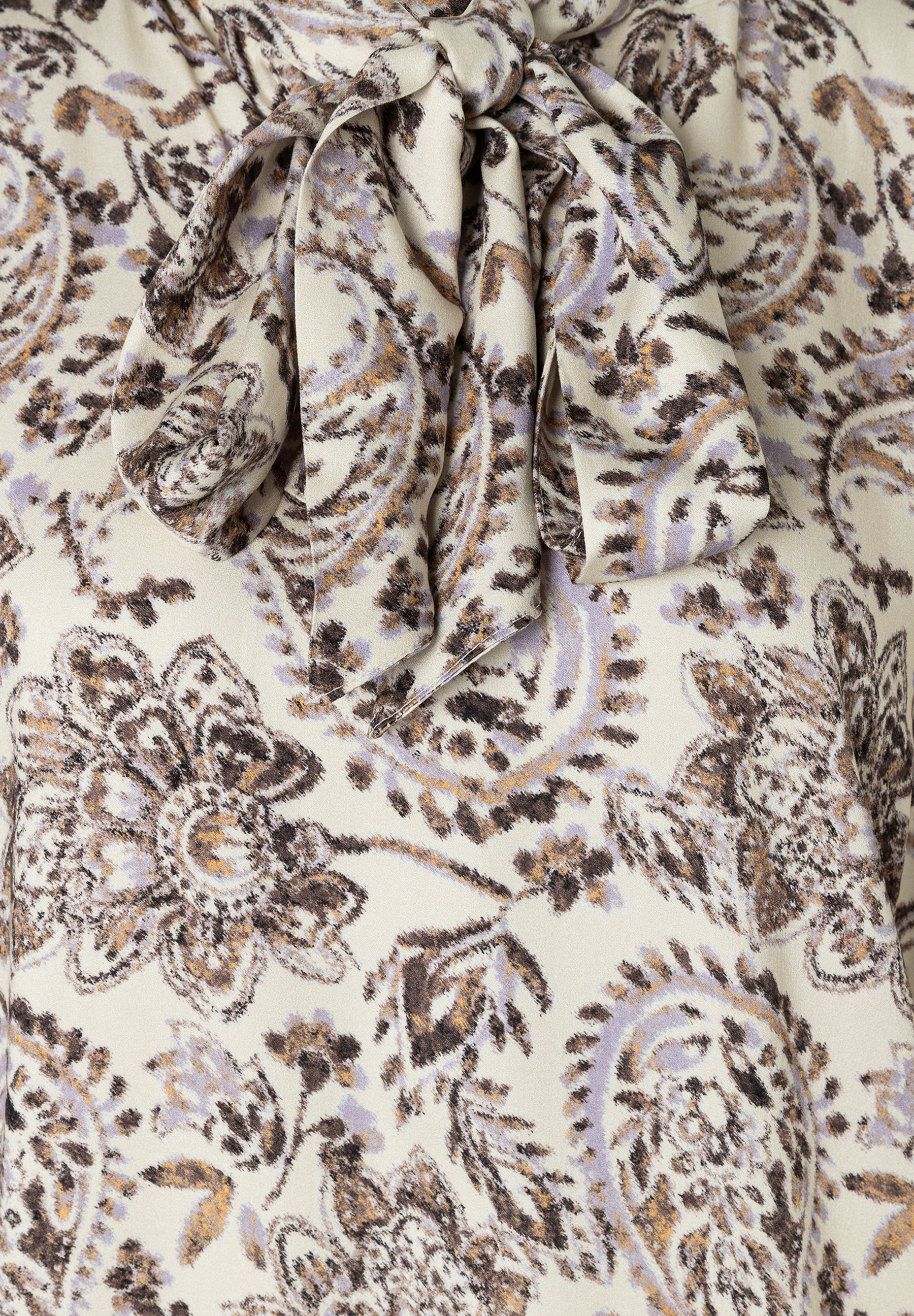 MORE & MORE Bluse mit Paisleymuster in Cremefarben, Brauntönen und Lila, mit gebundener Schleife am Kragen.