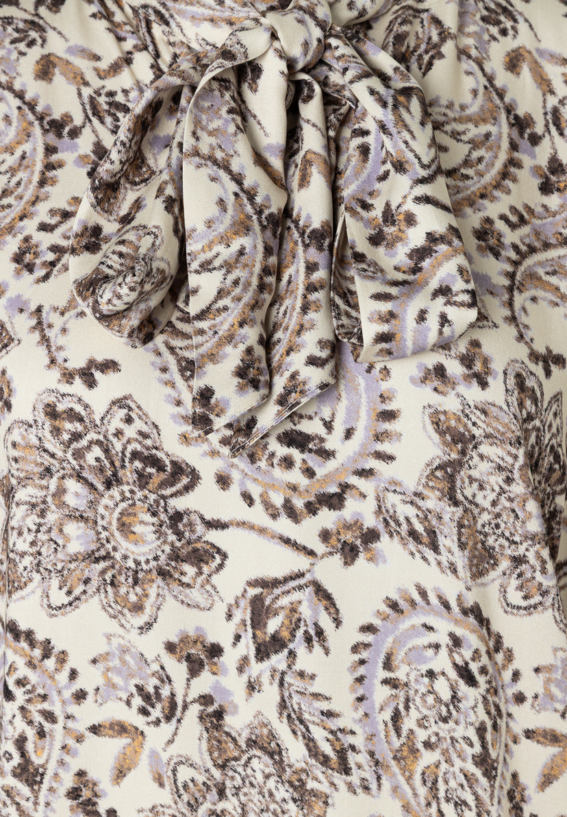 MORE & MORE Bluse mit Paisleymuster in Cremefarben, Brauntönen und Lila, mit gebundener Schleife am Kragen.
