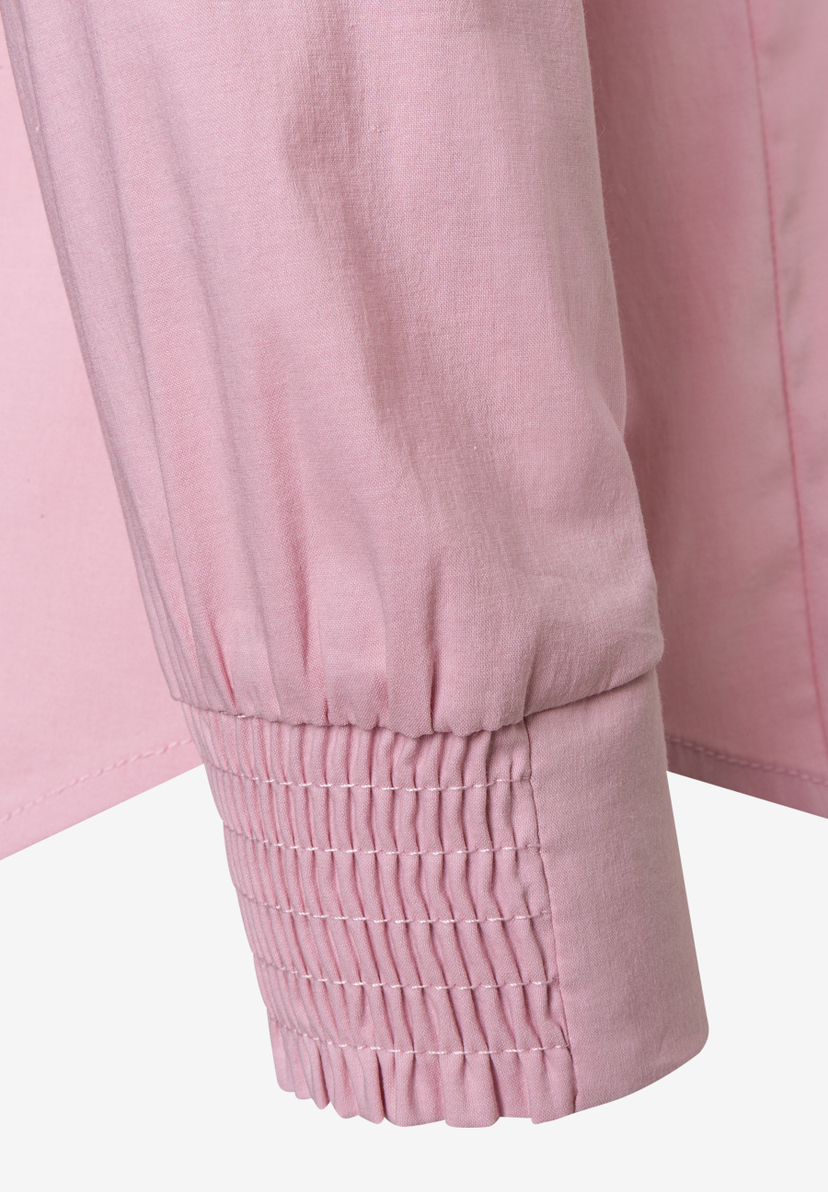 MORE & MORE Popeline-Bluse aus Baumwollmischung. Nahaufnahme des Ärmelendes mit gerafftem Bund und weißen Nähten. MORE & MORE Popeline-Bluse aus Baumwollmischung. Nahaufnahme des Ärmelendes mit gerafftem Bund und weißen Nähten.
