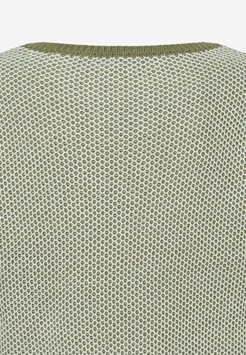 Detailansicht eines MORE & MORE Strukturstrick-Pullovers in Weiß und Olivgrün, weich und angenehm. Detailansicht eines MORE & MORE Strukturstrick-Pullovers in Weiß und Olivgrün, weich und angenehm.