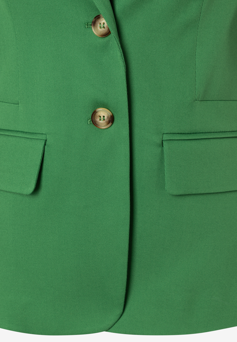 Nahaufnahme eines grünen MORE & MORE Blazers mit Taschen und zwei Knöpfen. Nahaufnahme eines grünen MORE & MORE Blazers mit Taschen und zwei Knöpfen.