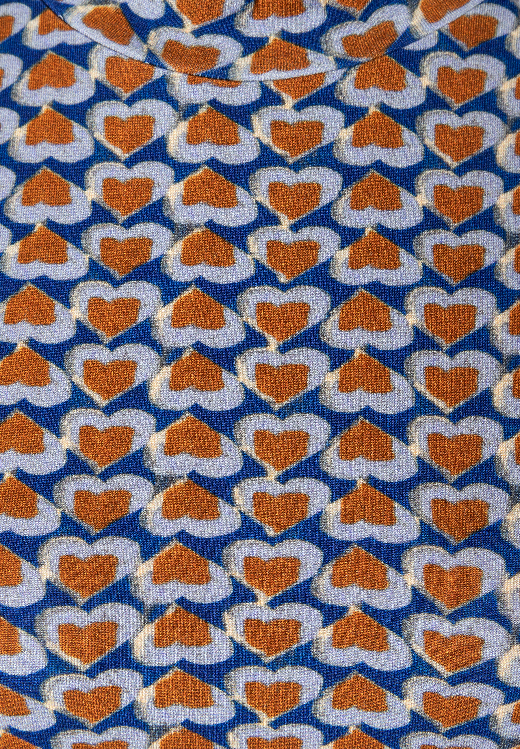 MORE & MORE Jersey-Oberteil mit blau-braunem Herzmuster. Angenehmer Tragekomfort, elastisch, softer Griff. MORE & MORE Jersey-Oberteil mit blau-braunem Herzmuster. Angenehmer Tragekomfort, elastisch, softer Griff.
