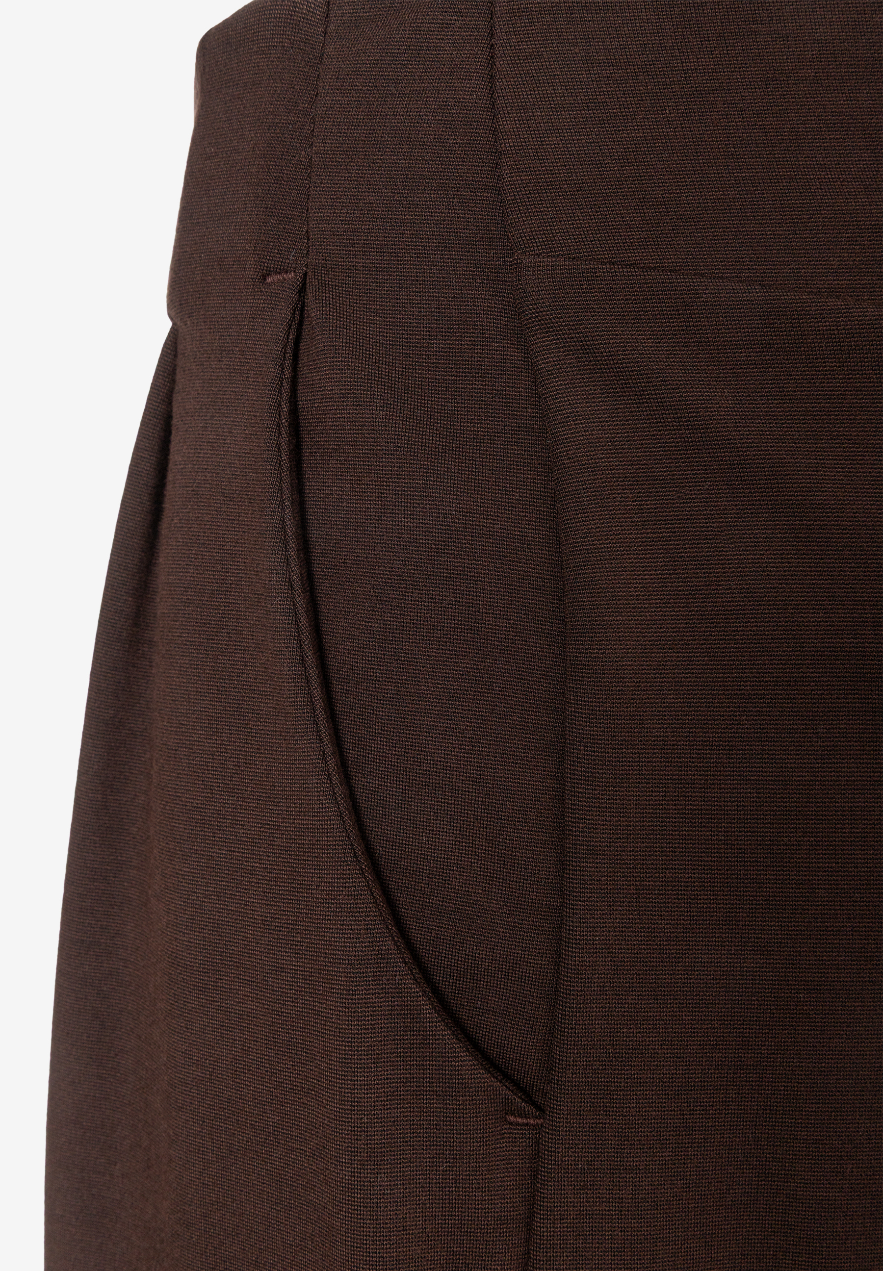 MORE & MORE dunkelbraune Stoffhose mit seitlicher Eingrifftasche, Nahaufnahme auf braunem Stoff. MORE & MORE dunkelbraune Stoffhose mit seitlicher Eingrifftasche, Nahaufnahme auf braunem Stoff.