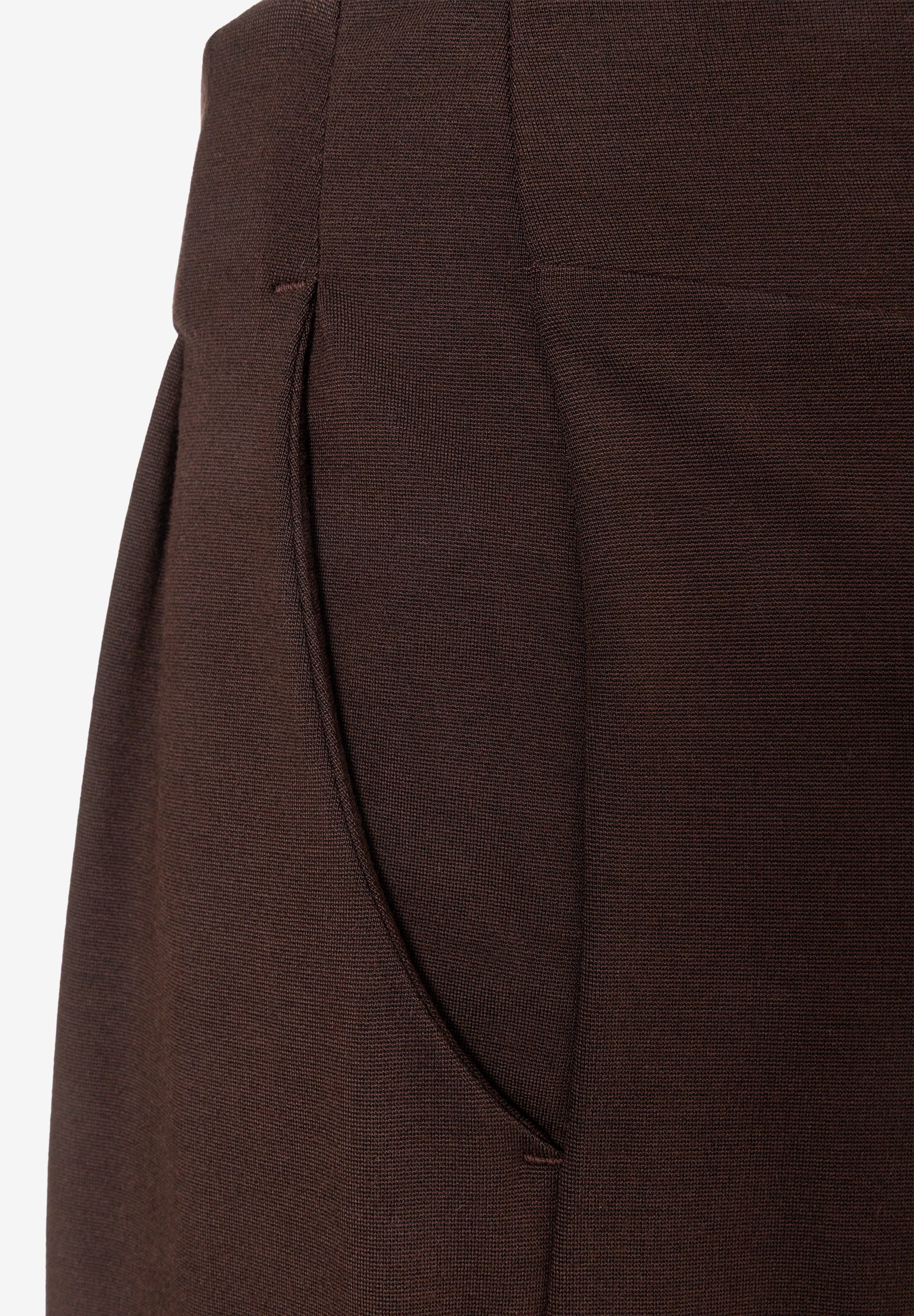 MORE & MORE dunkelbraune Stoffhose mit seitlicher Eingrifftasche, Nahaufnahme auf braunem Stoff. MORE & MORE dunkelbraune Stoffhose mit seitlicher Eingrifftasche, Nahaufnahme auf braunem Stoff.