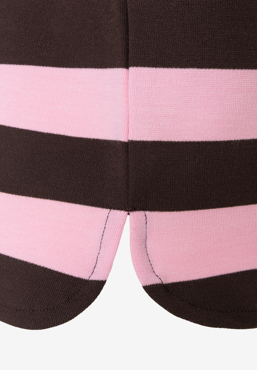 MORE & MORE T-Shirt mit braun-rosa Streifen. Detailaufnahme des Saums mit seitlichen Schlitzen und gestreiften Ärmelbündchen. MORE & MORE T-Shirt mit braun-rosa Streifen. Detailaufnahme des Saums mit seitlichen Schlitzen und gestreiften Ärmelbündchen.