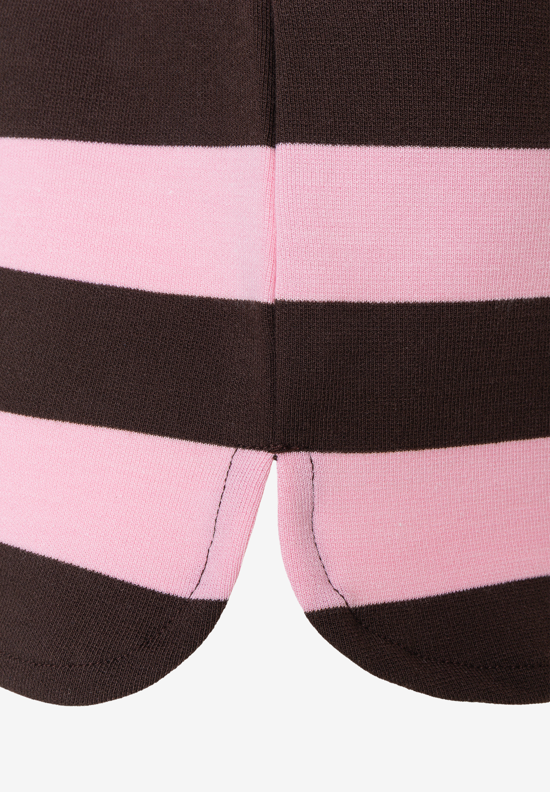 MORE & MORE T-Shirt mit braun-rosa Streifen. Detailaufnahme des Saums mit seitlichen Schlitzen und gestreiften Ärmelbündchen. MORE & MORE T-Shirt mit braun-rosa Streifen. Detailaufnahme des Saums mit seitlichen Schlitzen und gestreiften Ärmelbündchen.