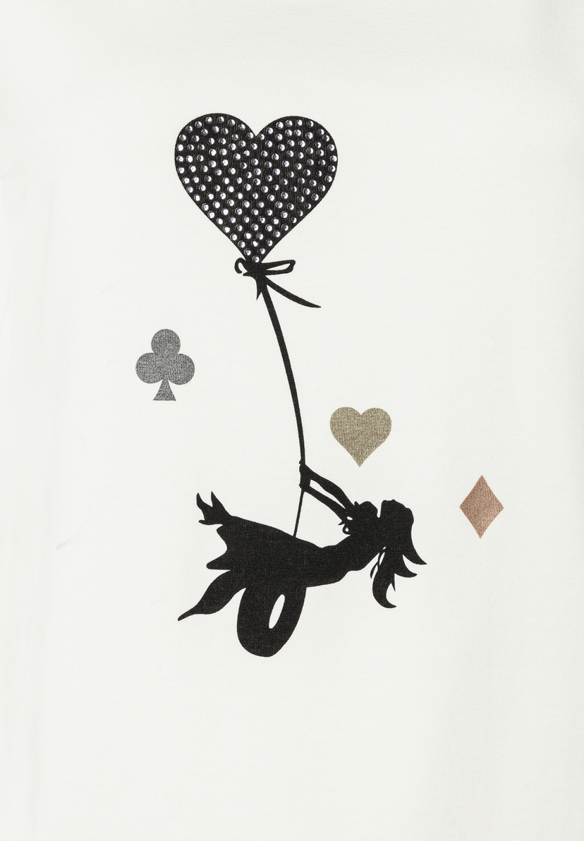 Ein MORE & MORE Oberteil mit einer schwebenden Frau, die an einem Herzballon hängt. Ein MORE & MORE Oberteil mit einer schwebenden Frau, die an einem Herzballon hängt.
