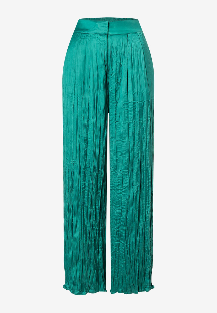 Grüne Hose von MORE & MORE mit plissiertem Stoff auf weißem Hintergrund. Grüne Hose von MORE & MORE mit plissiertem Stoff auf weißem Hintergrund.